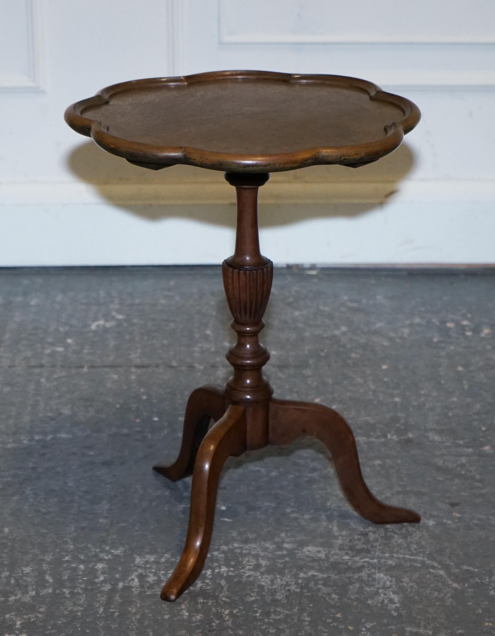 Hand-Crafted ANTIQUE WALNUT PIE CRUST WINE LAMP END SIDE OCCASIONAL TABLE WITH LOTS OF PATiNA For Sale