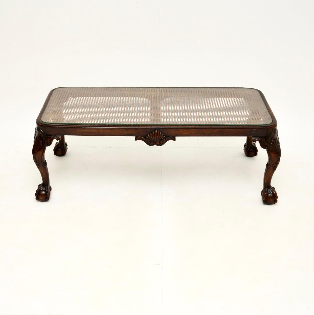 Magnifique table basse ancienne en noyer de style Queen Anne, fabriquée en Angleterre et datant d'environ la période 1900-1920.

Il est de très belle qualité, avec un cadre en noyer sculpté, audacieux et très bien réalisé. Le dessus est joliment