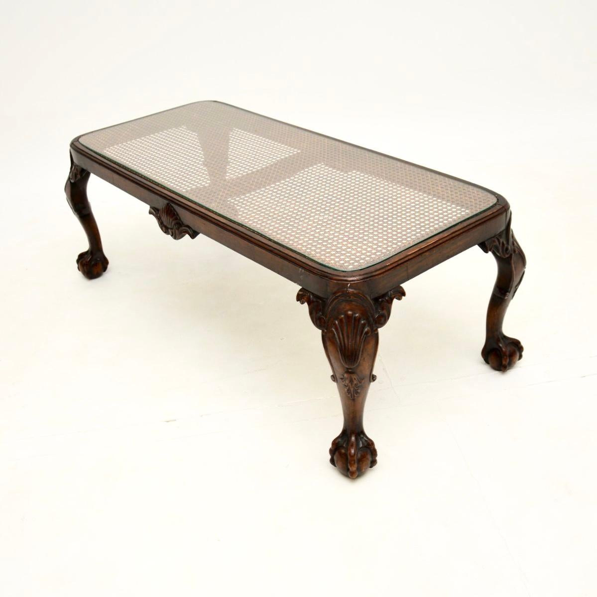 Britannique Table basse ancienne en noyer de style Queen Anne en vente