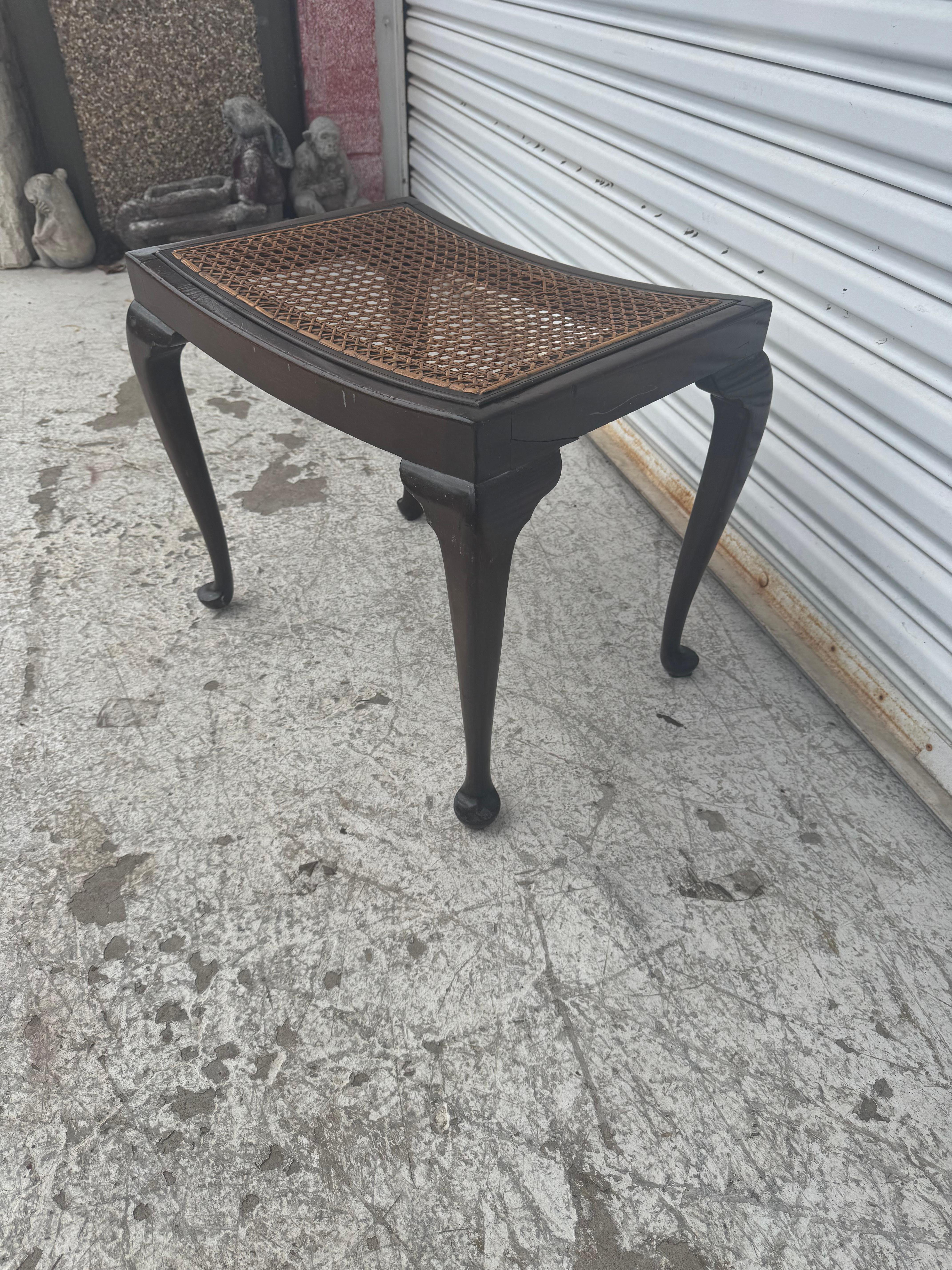 Taburete Antiguo de Nogal Estilo Queen Anne con Asiento de Caña Desmontable Estadounidense en venta