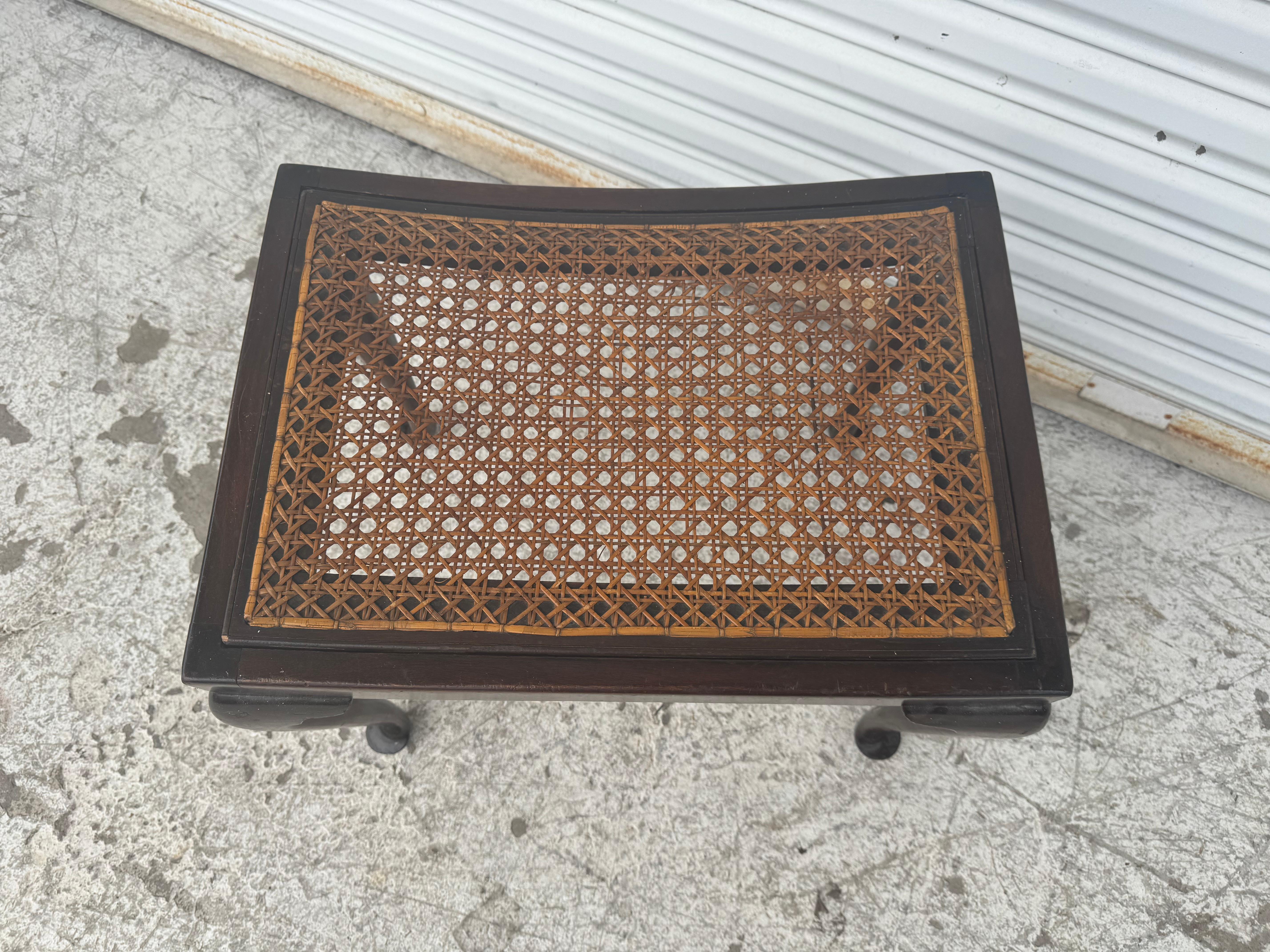 Taburete Antiguo de Nogal Estilo Queen Anne con Asiento de Caña Desmontable en Bueno estado para la venta en Pasadena, TX