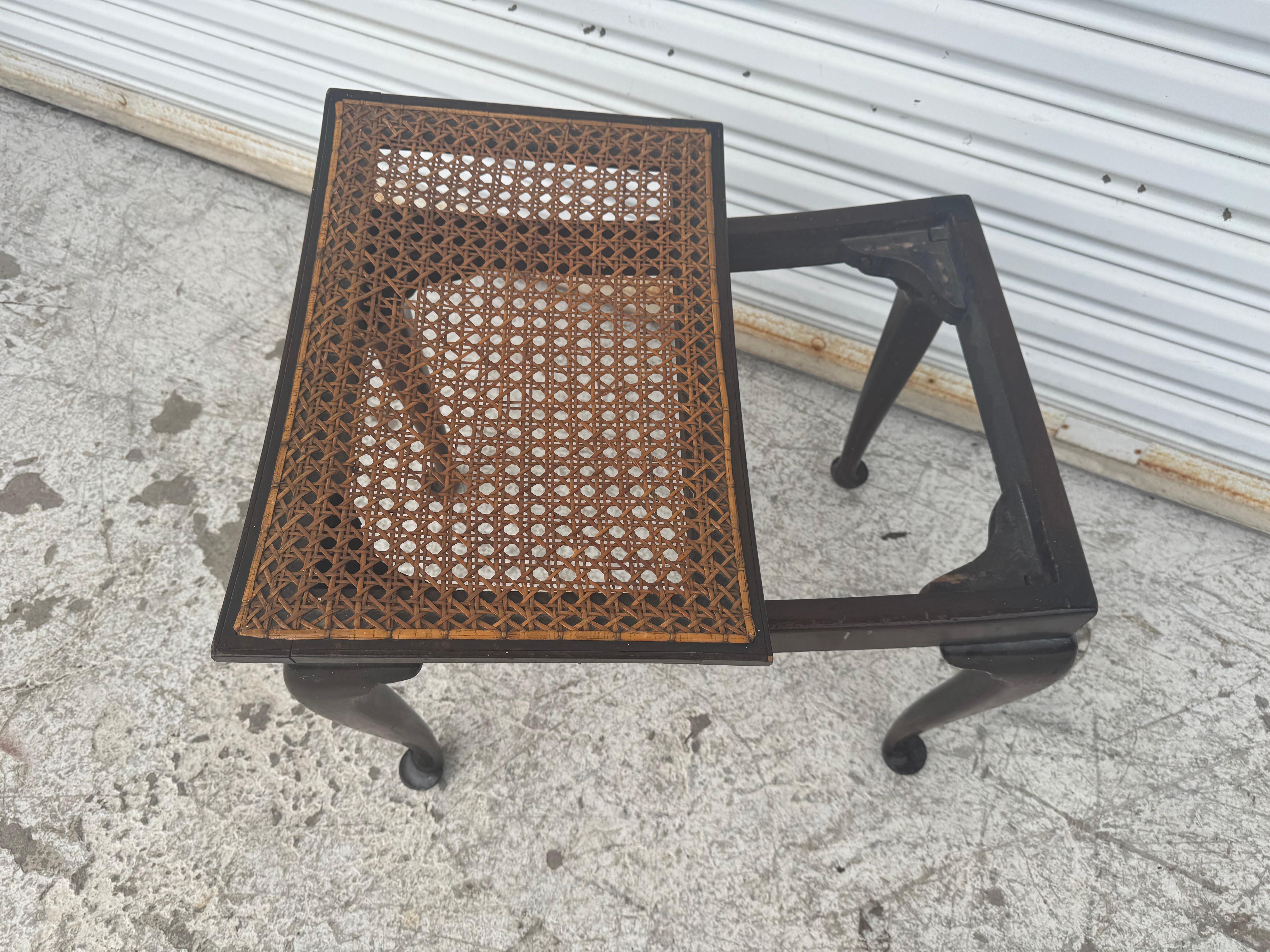 Taburete Antiguo de Nogal Estilo Queen Anne con Asiento de Caña Desmontable siglo XX en venta