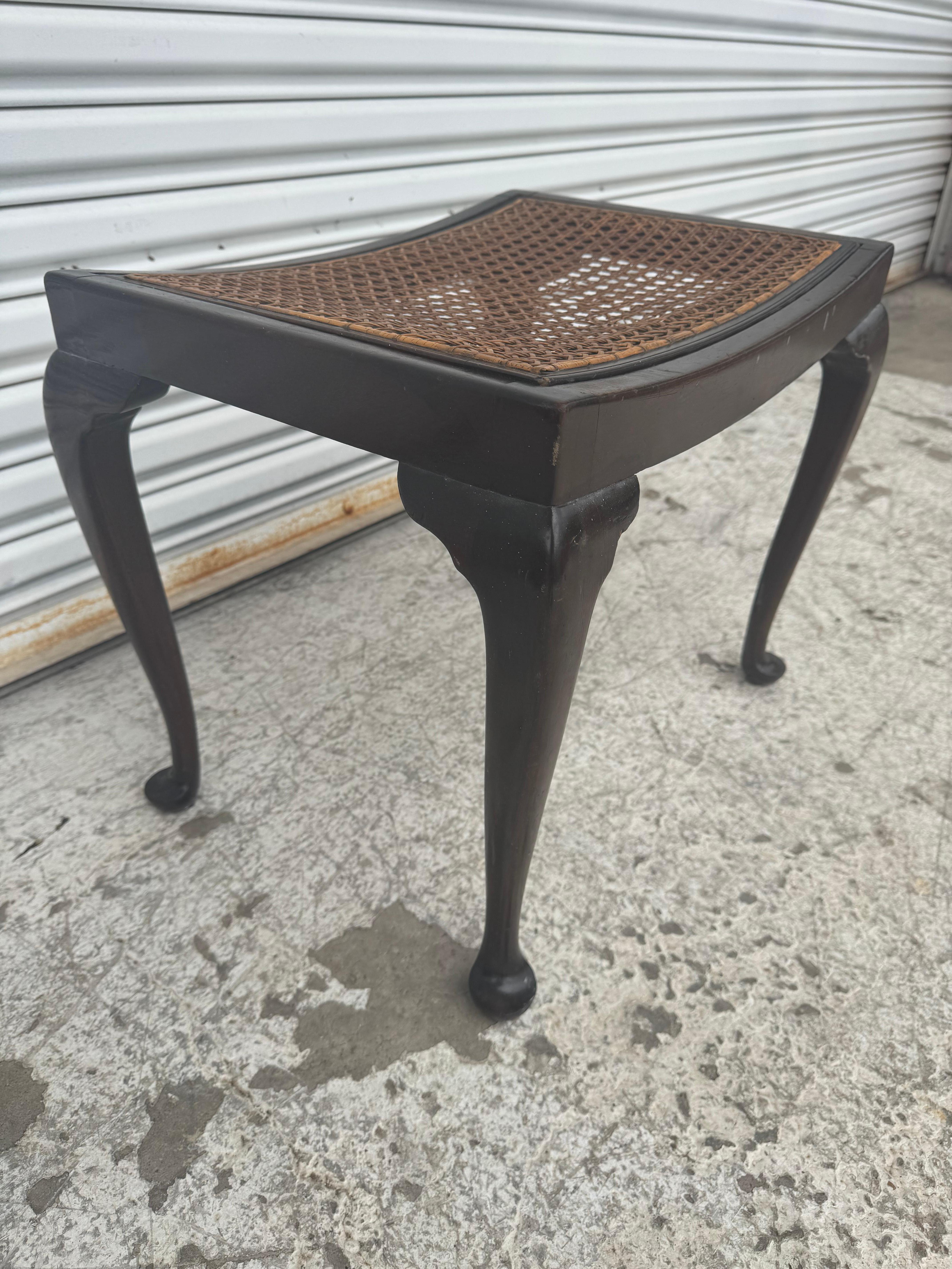 Taburete Antiguo de Nogal Estilo Queen Anne con Asiento de Caña Desmontable en venta 2