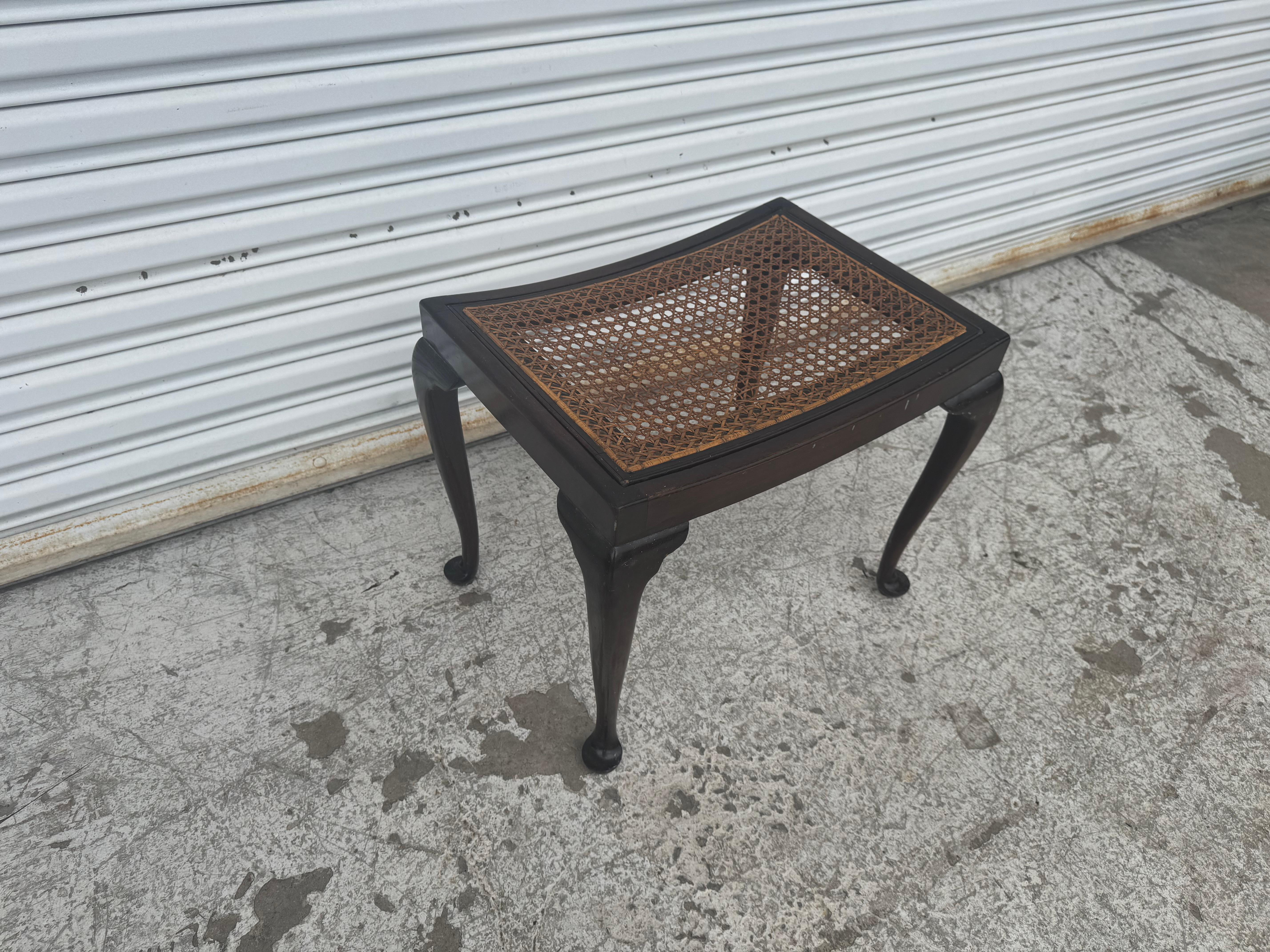 Taburete Antiguo de Nogal Estilo Queen Anne con Asiento de Caña Desmontable en venta 3