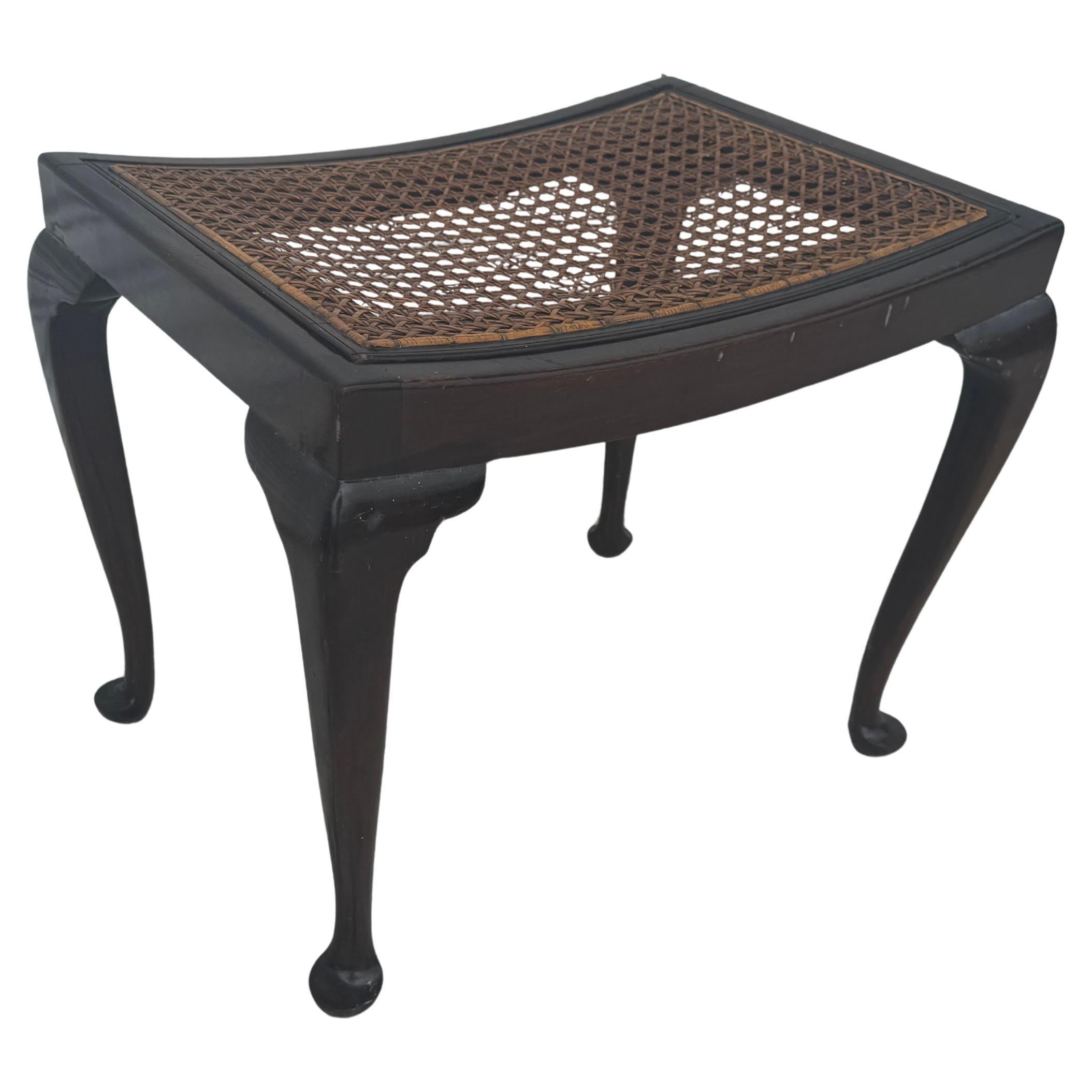 Taburete Antiguo de Nogal Estilo Queen Anne con Asiento de Caña Desmontable en venta