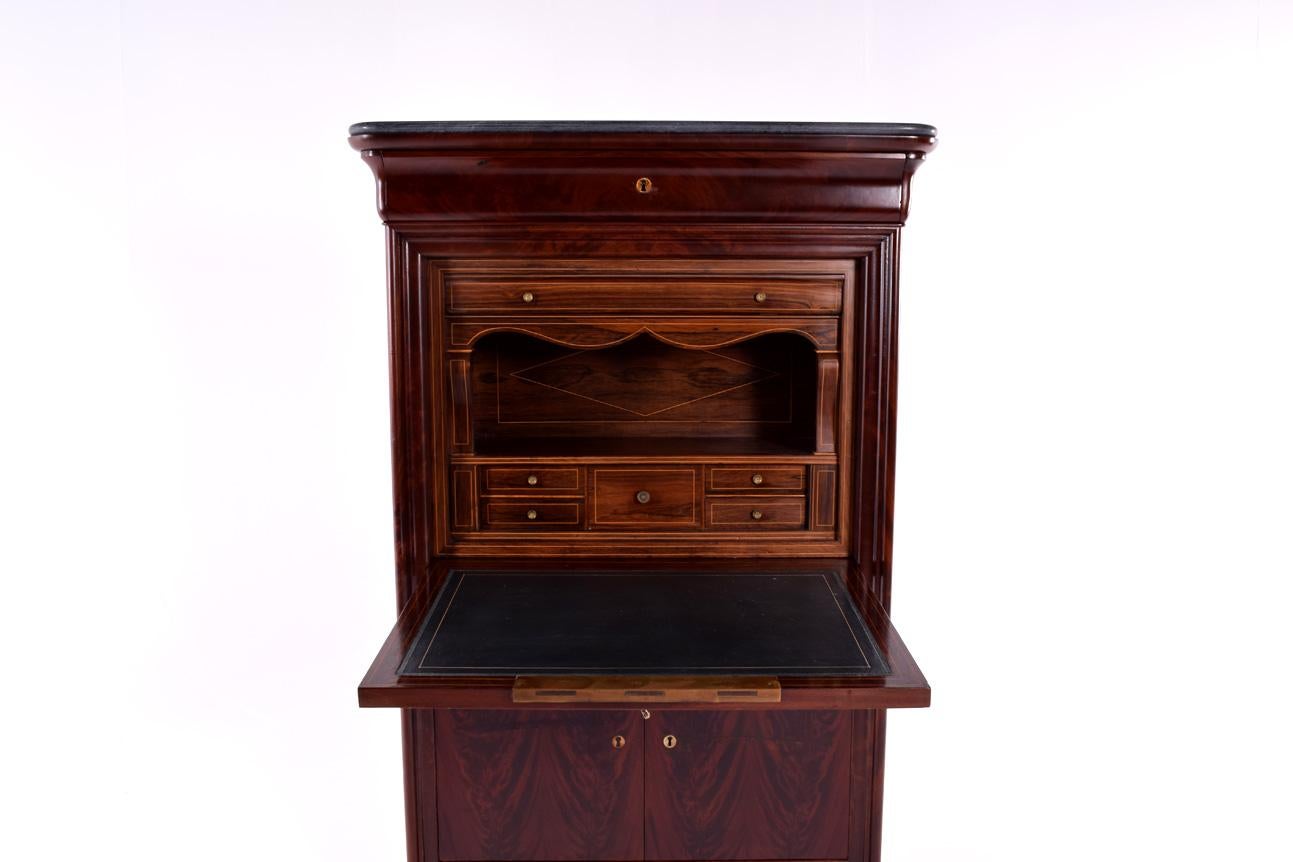 Walnut root veneered secrétaire à abattant fitted with 2 doors in lower section. Fall-front with green leather inset, enclosing six small drawers, 2 secret drawers (hidden compartments) and a niche designed as paper organizer. Louis-Philippe period.