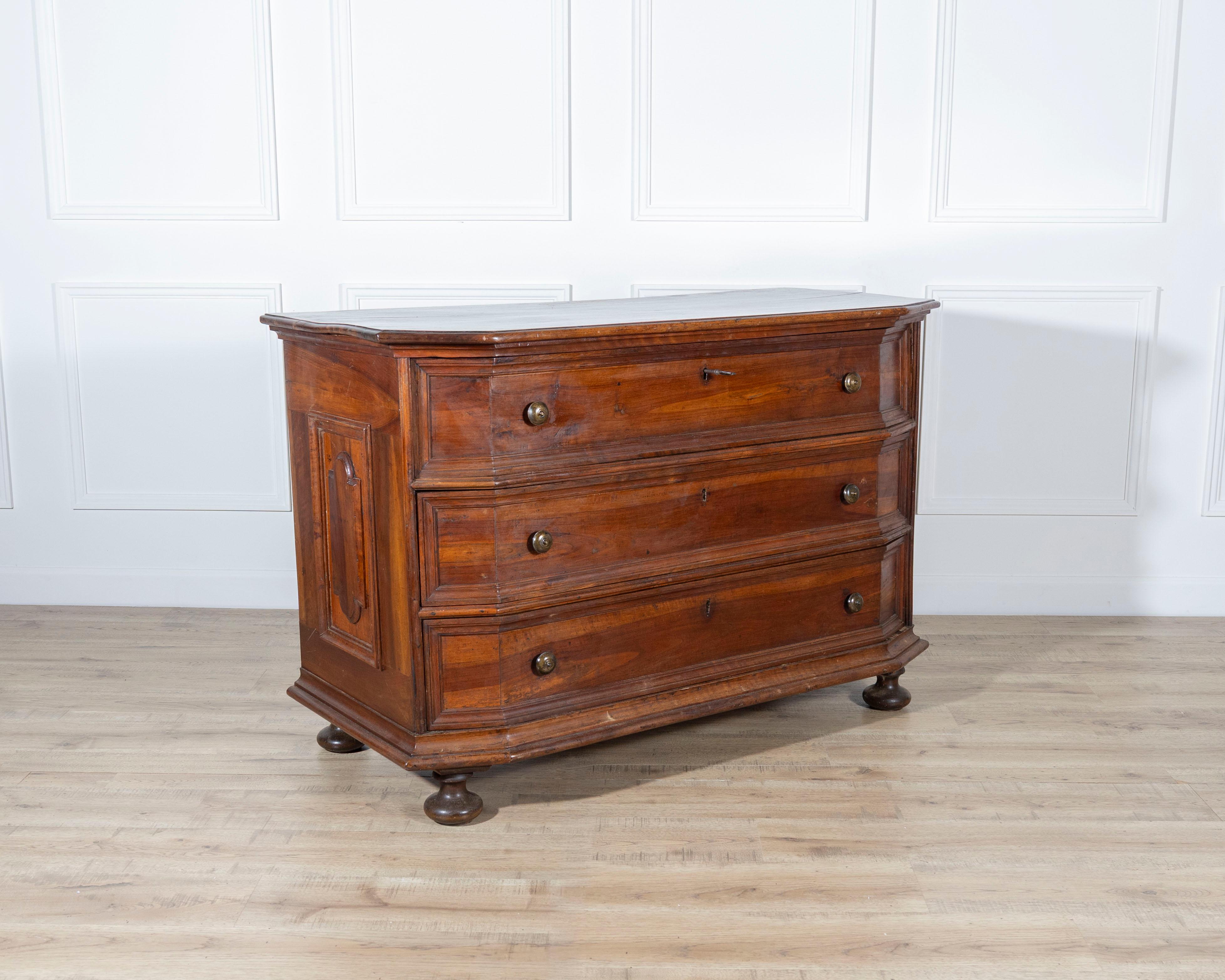 italien Ancienne commode en noyer sans forme Italie 17ème siècle en vente