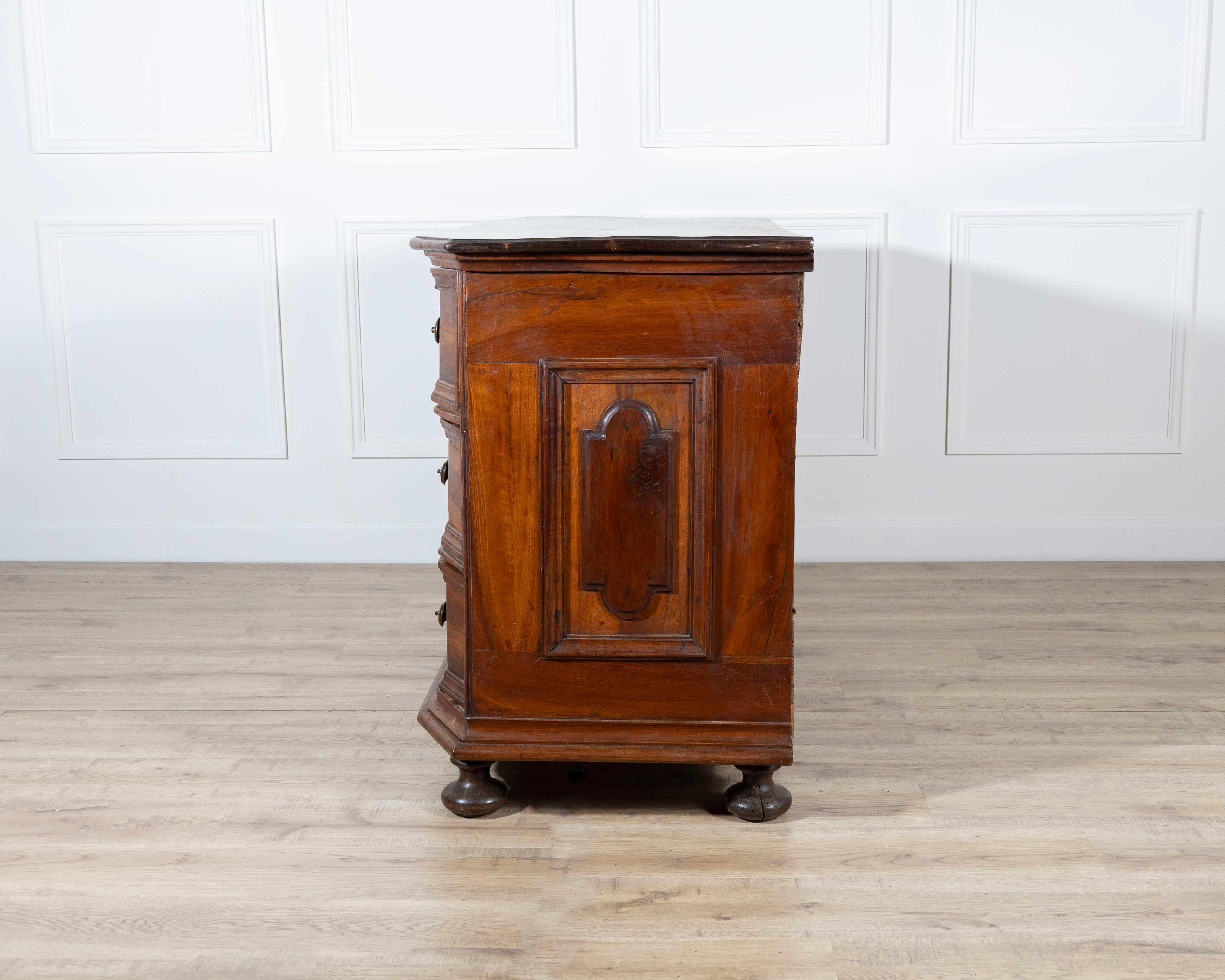 Ancienne commode en noyer sans forme Italie 17ème siècle en vente 1