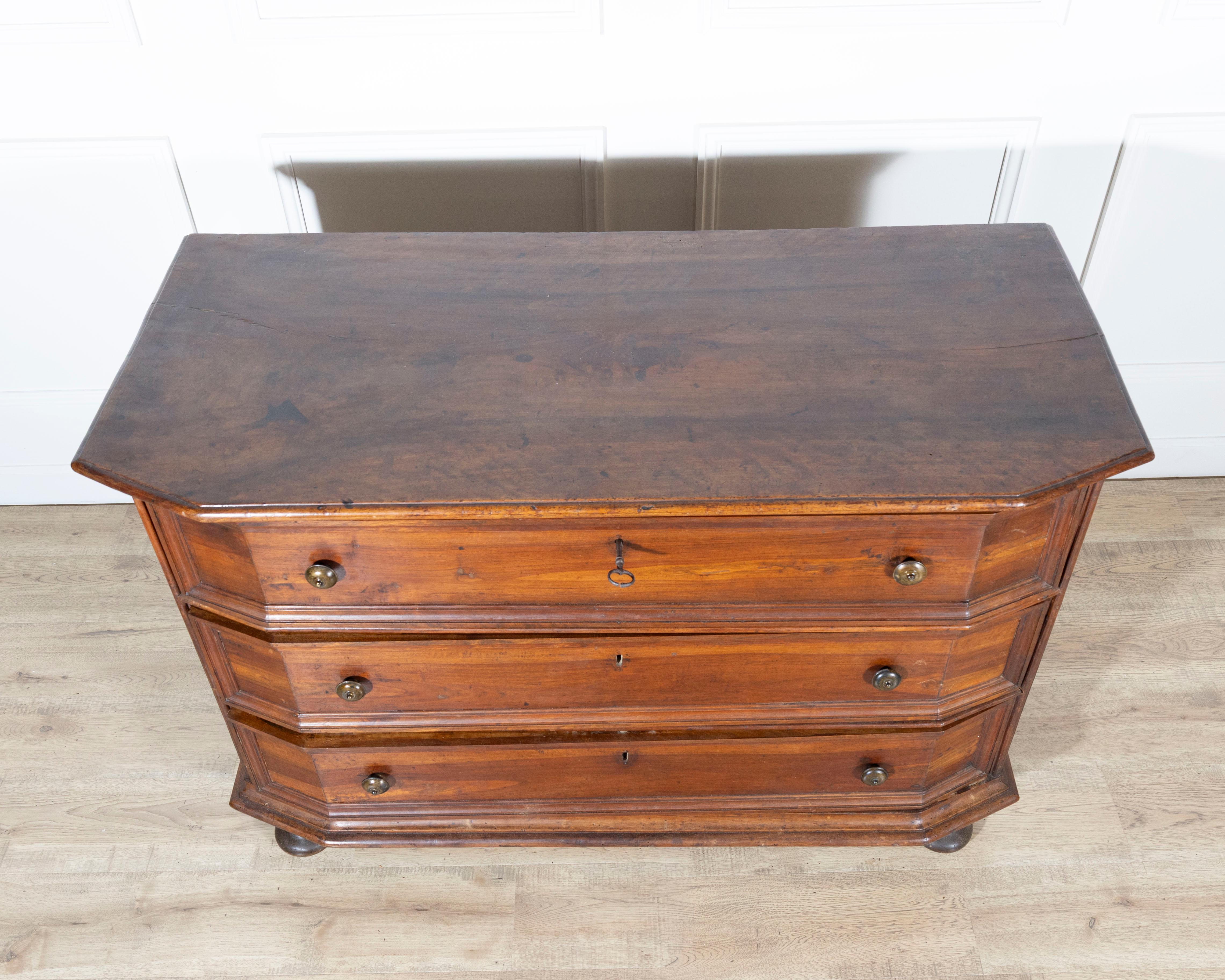 Ancienne commode en noyer sans forme Italie 17ème siècle en vente 2