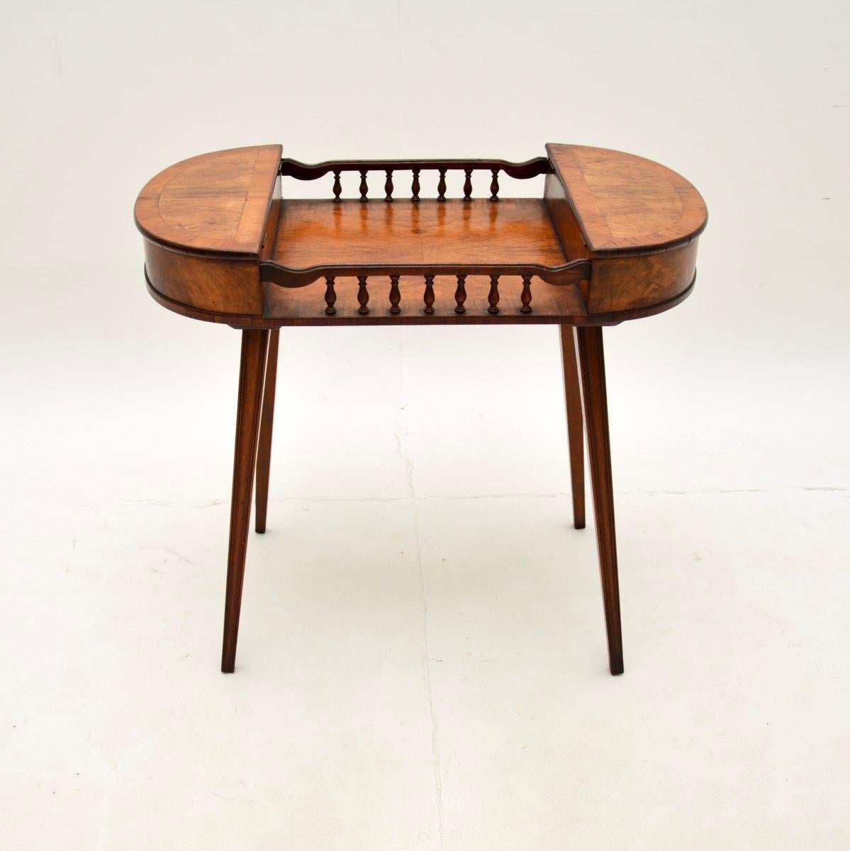 Una elegante y bonita mesa auxiliar / de bebidas de nogal antiguo. Fabricado en Inglaterra, data aproximadamente del periodo 1920-30.

Es de una calidad fantástica y tiene un diseño precioso. Es perfecta para utilizarla como mesa de bebidas