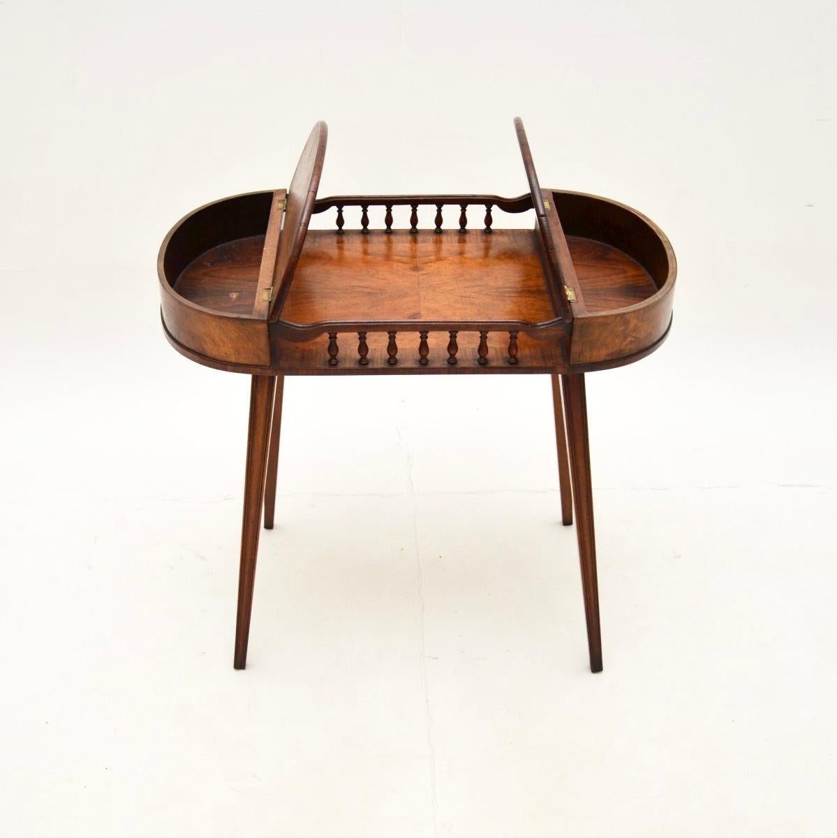 Mesa auxiliar / de bebidas de nogal antiguo Georgiano en venta