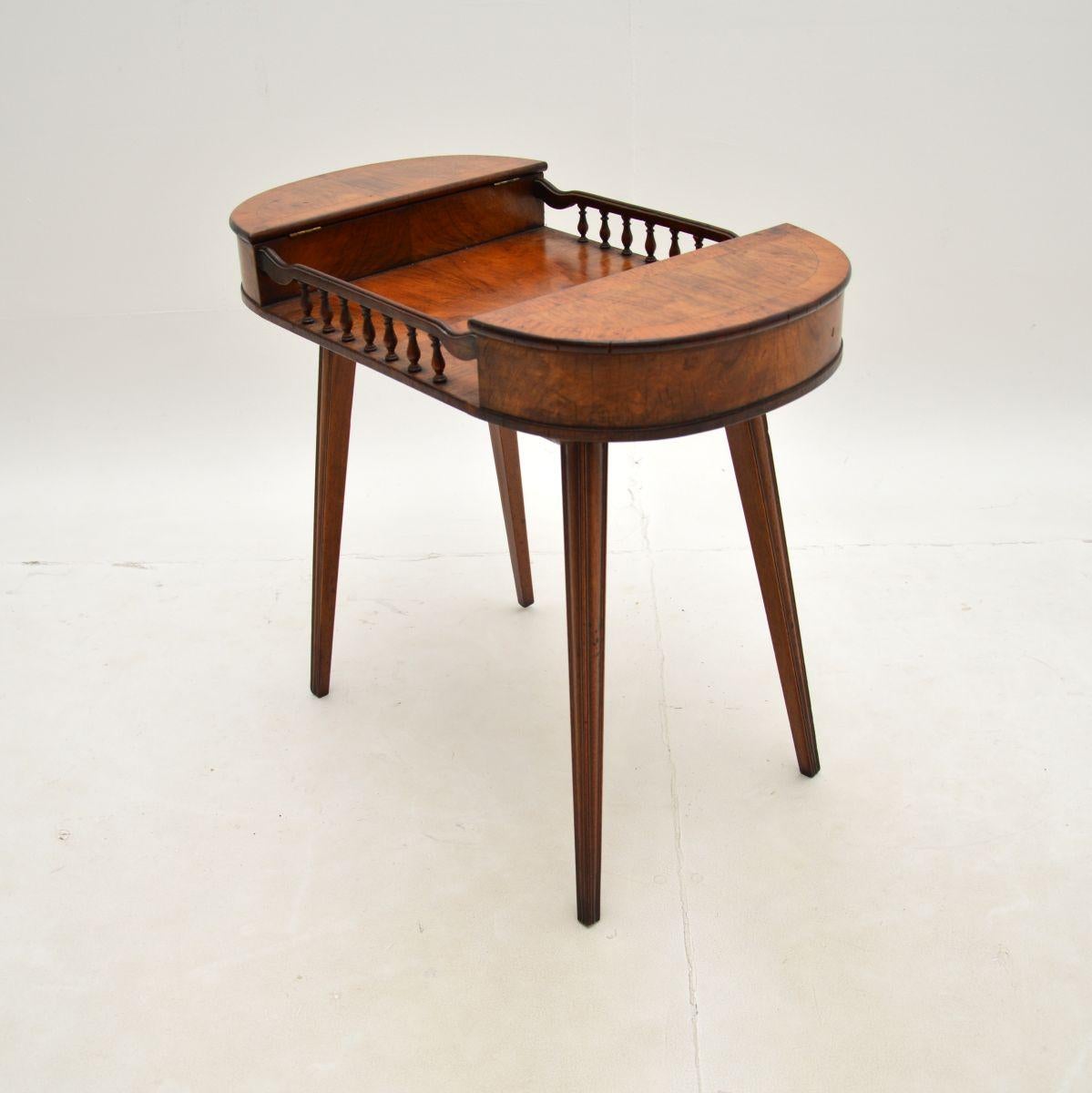 Mesa auxiliar / de bebidas de nogal antiguo Británico en venta