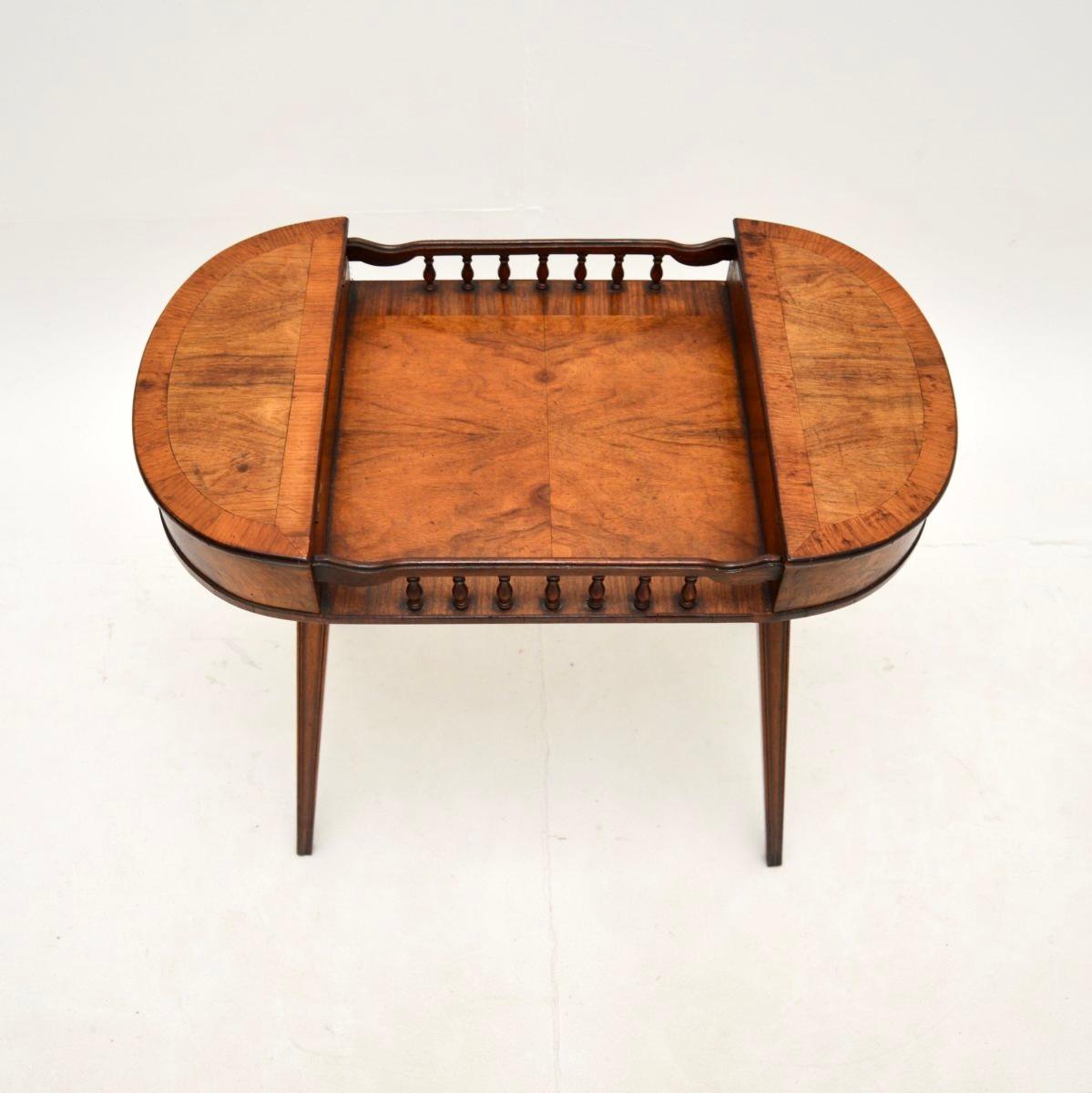 Mesa auxiliar / de bebidas de nogal antiguo en Bueno estado para la venta en London, GB