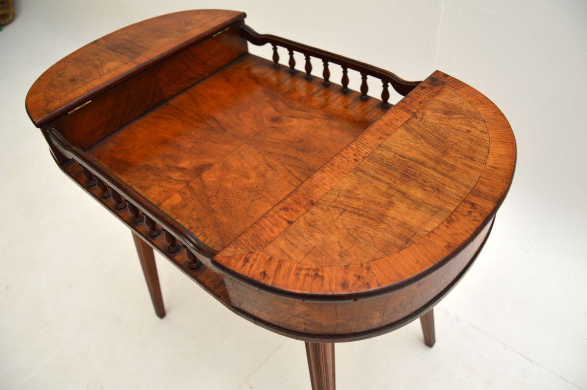 Mesa auxiliar / de bebidas de nogal antiguo en venta 1