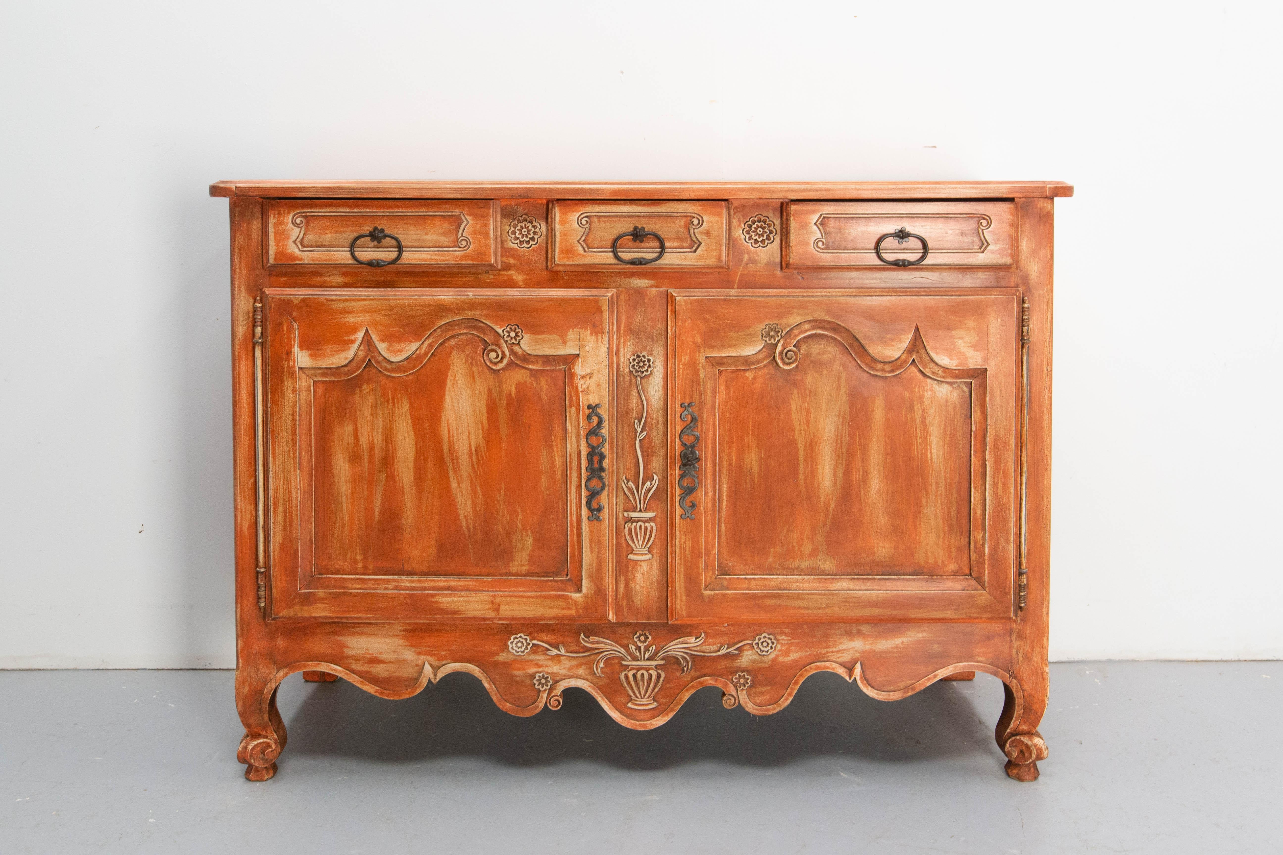 Antike Anrichte aus Nussbaumholz, geschnitzt im Stil Louis XV, aus dem frühen 19. Jahrhundert.
Dieses Sideboard wurde komplett in Terrakotta-Farbe neu lackiert
Auf der Rückseite wurde eine Plakette angebracht.
Geschnitzte florale Motive, typisch für