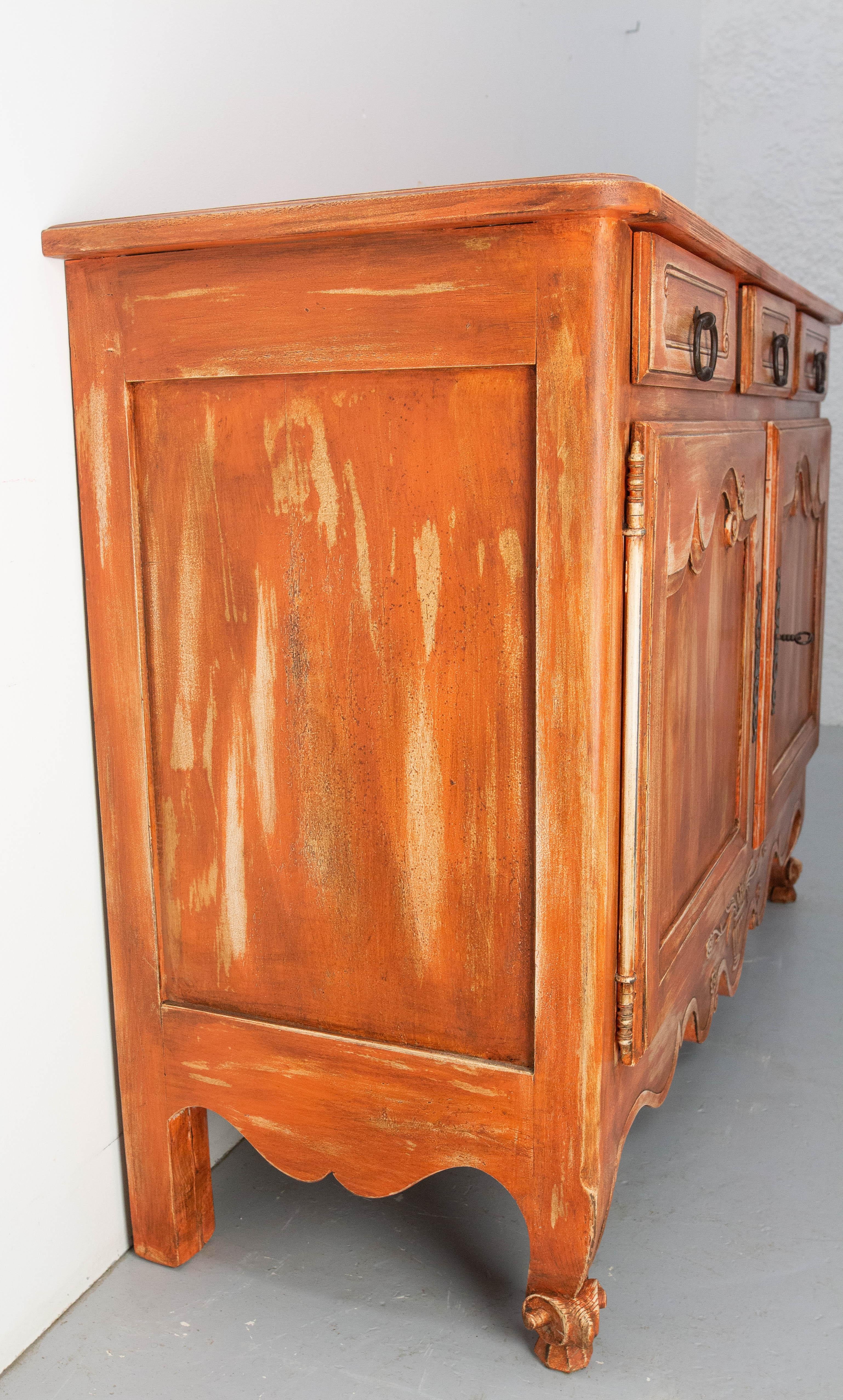 Antike Nussbaum Anrichte Terrakotta Farbe Patina Louis XV Stil, 19. (Handgeschnitzt) im Angebot
