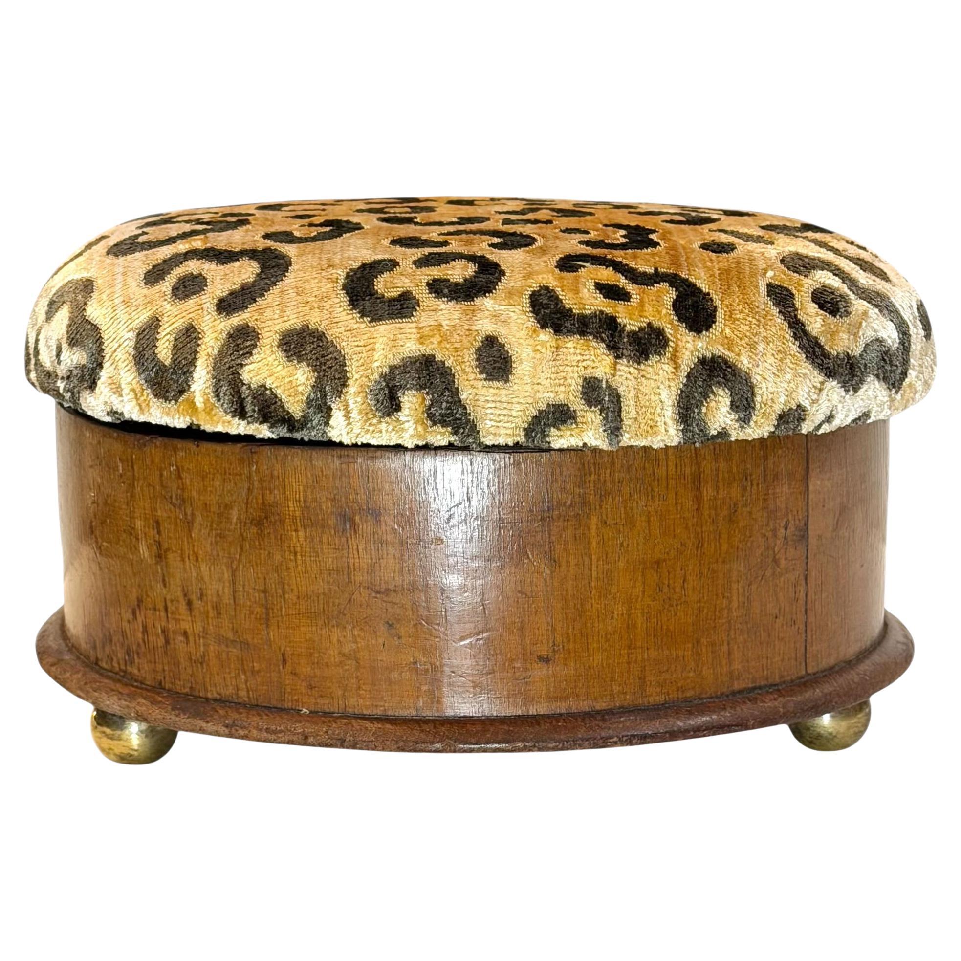 Antico sgabello in legno di noce con piedi a sfera in ottone, circa 1890 in vendita