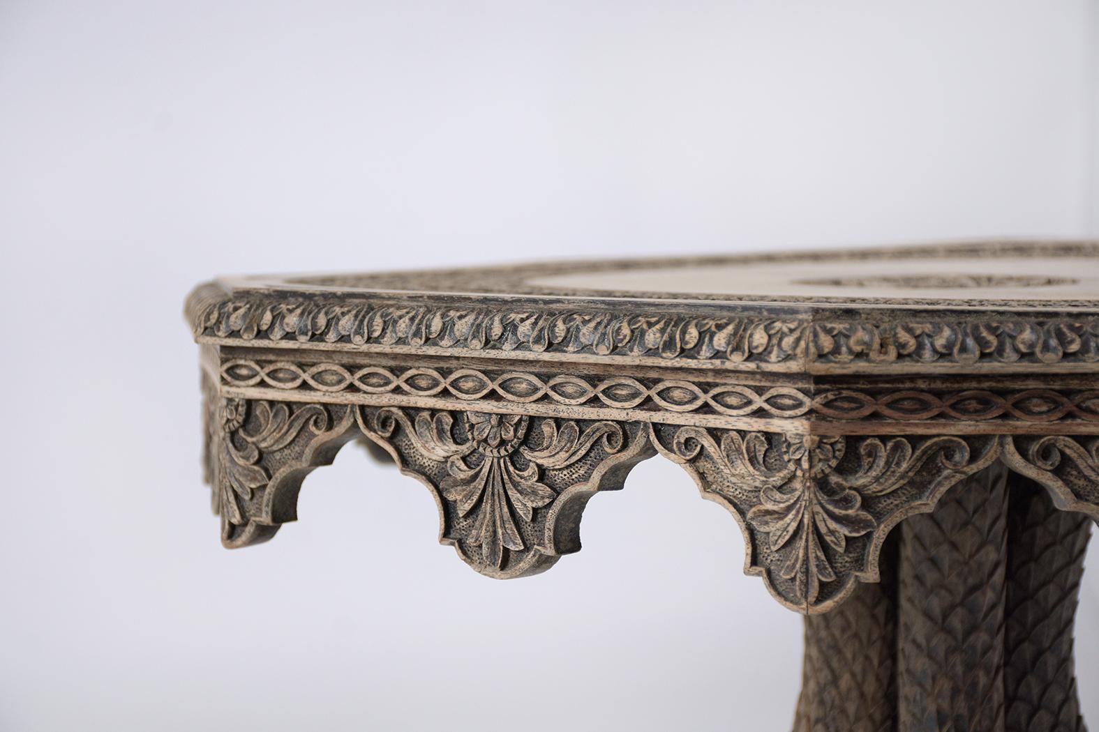 1900s Baroque Walnut Side Table: Antique Craftsmanship for Elegant Living Spaces For Sale 1