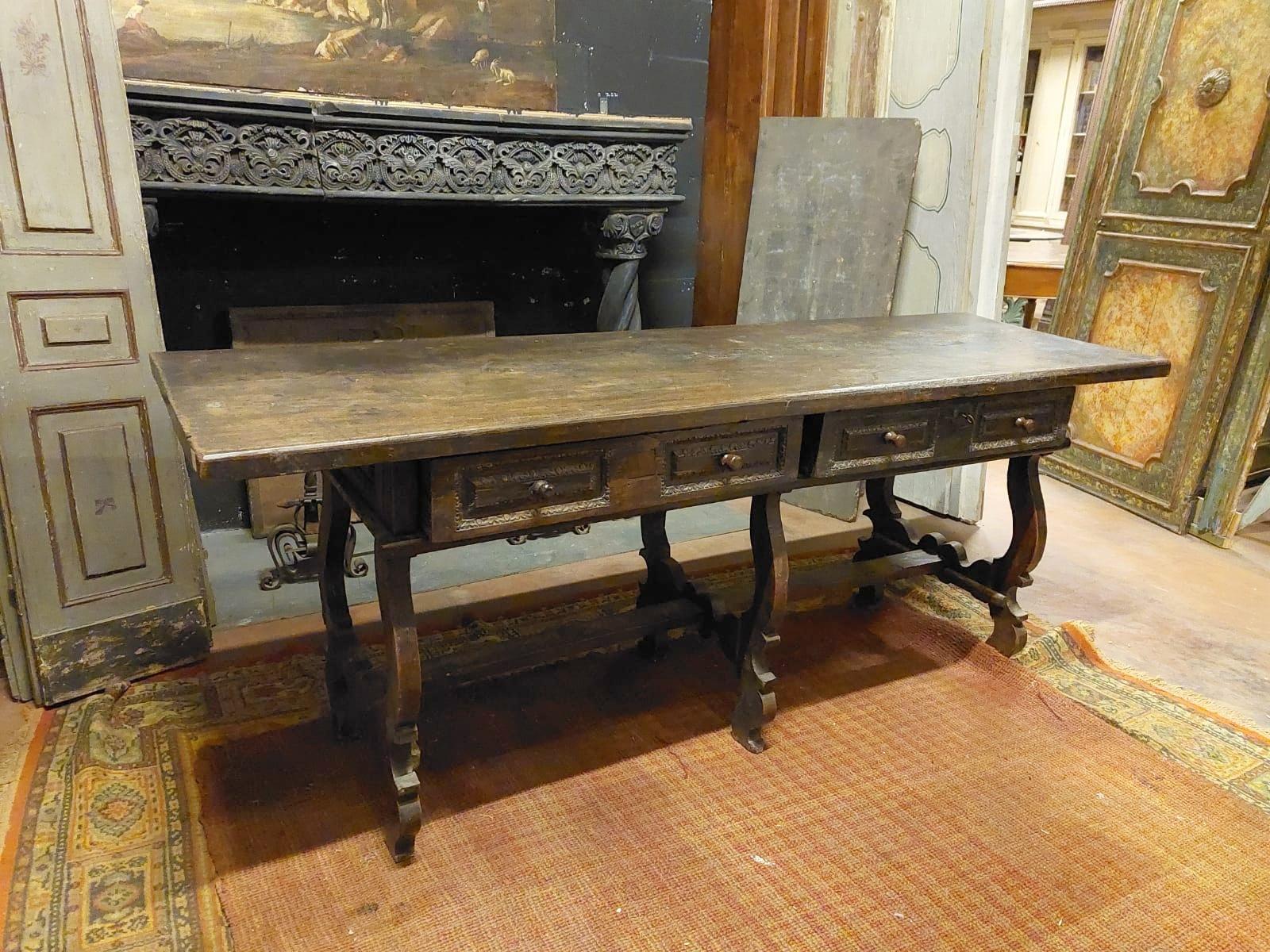Antique solid walnut table, complete with drawers, richly carved both in the borders and in the wavy legs (typical of the refectory), built entirely by hand in the 18th century, from Spain.
Ideal both as a support table, in a classic kitchen or as
