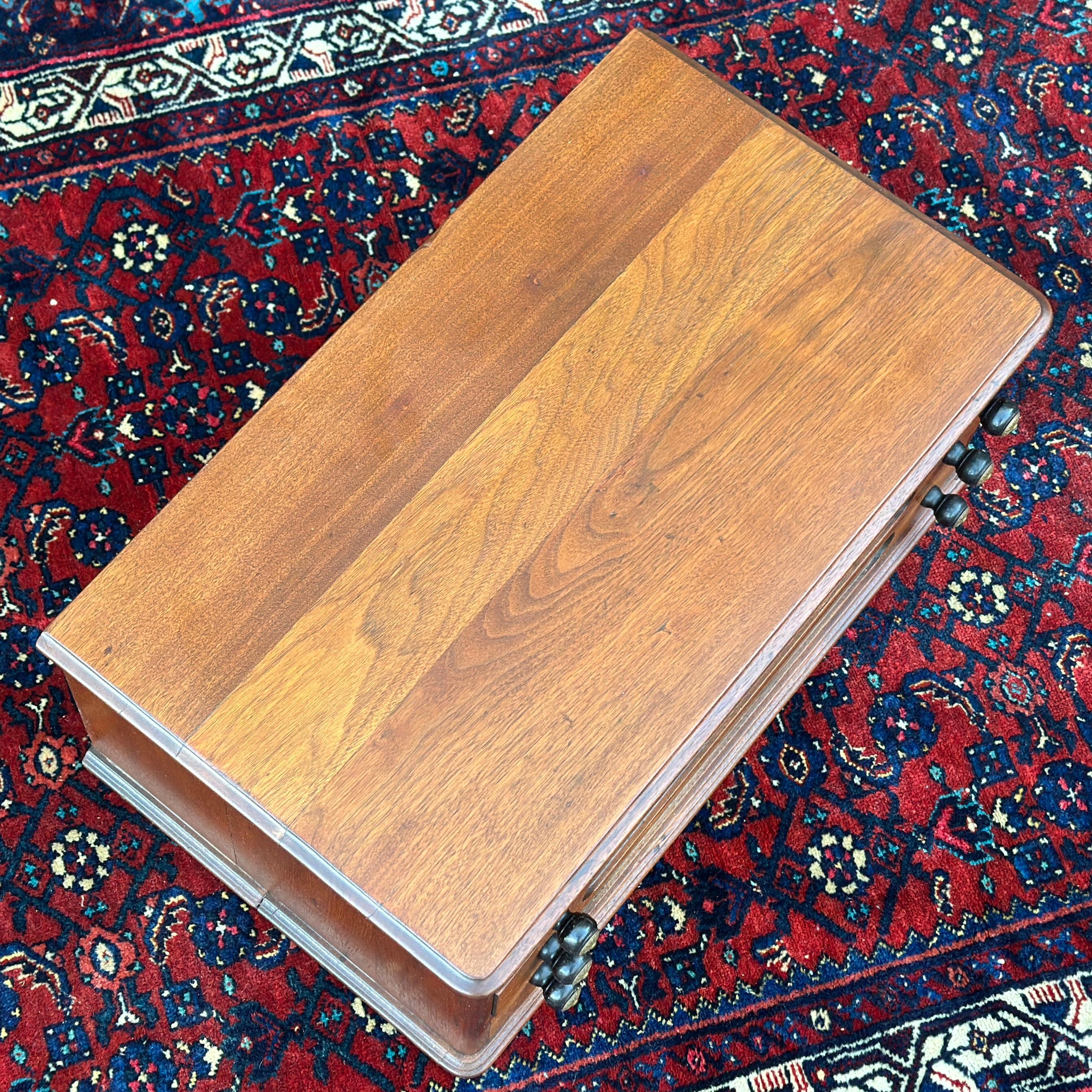 Antiguo nogal tres cajones carrete armario tocador joyero caja de archivo plano en venta 4
