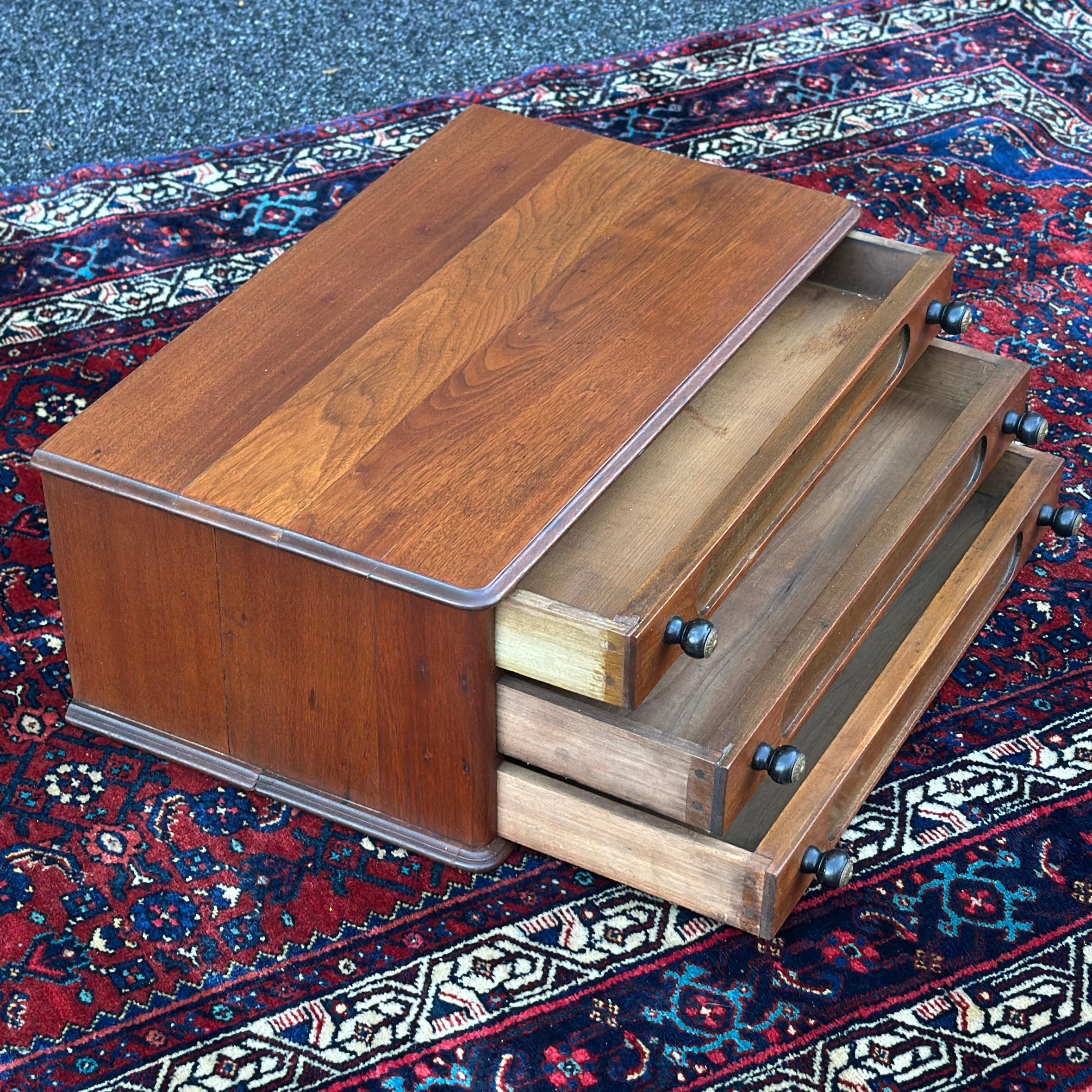 Antiguo nogal tres cajones carrete armario tocador joyero caja de archivo plano Estadounidense en venta
