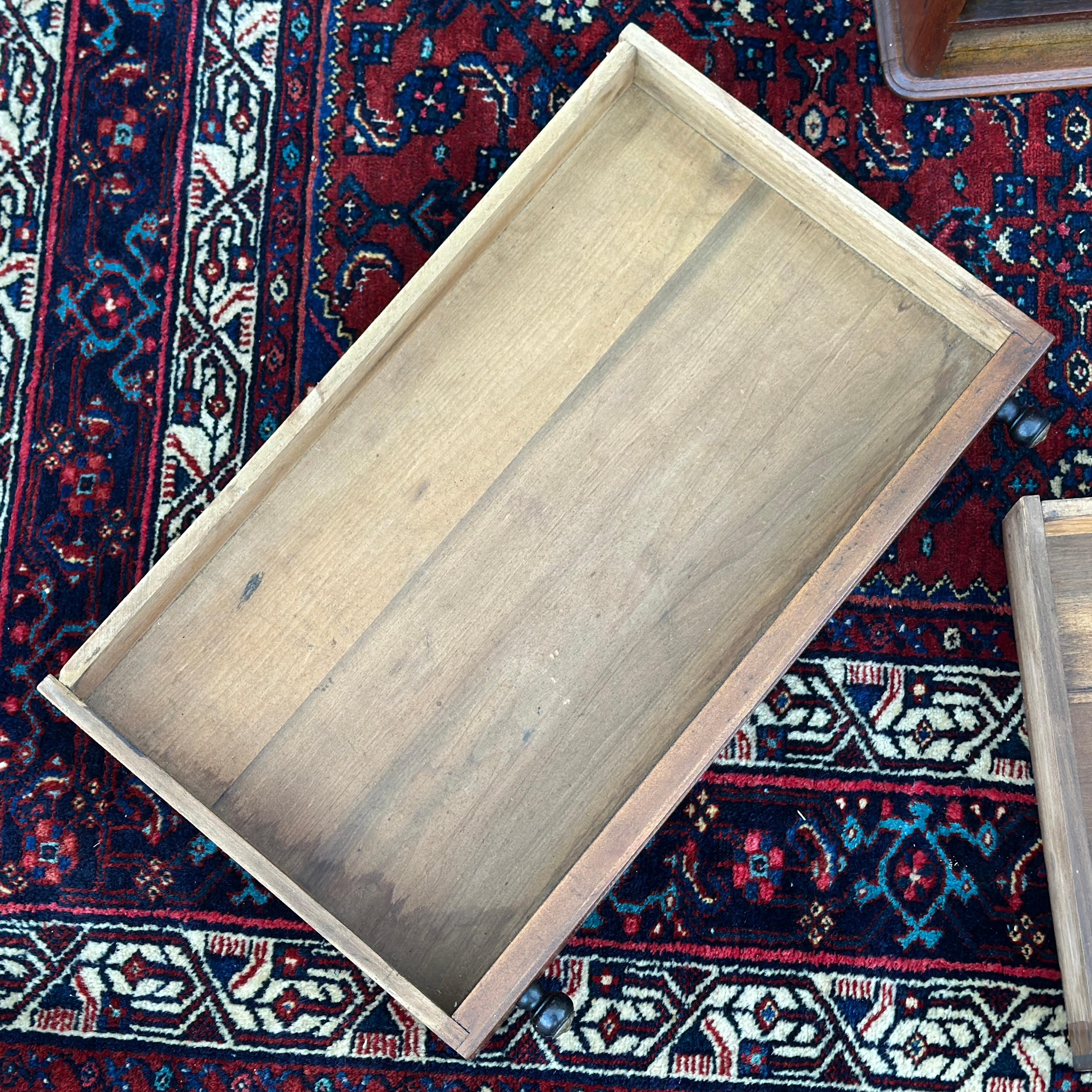 Antiguo nogal tres cajones carrete armario tocador joyero caja de archivo plano Álamo en venta