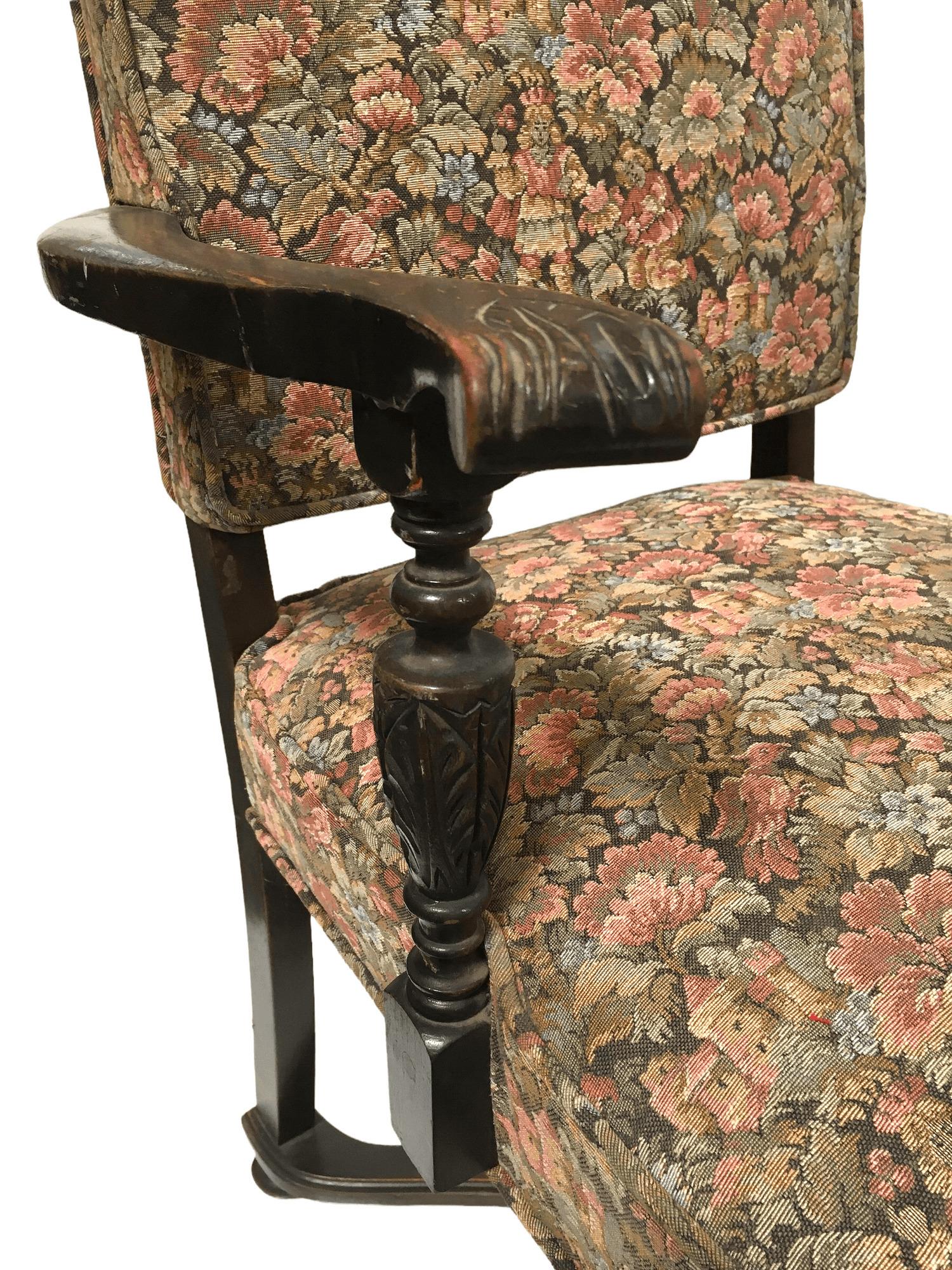 Fauteuil trône ancien en noyer avec tapisserie française et bois sculpté, XIXe siècle en vente 1