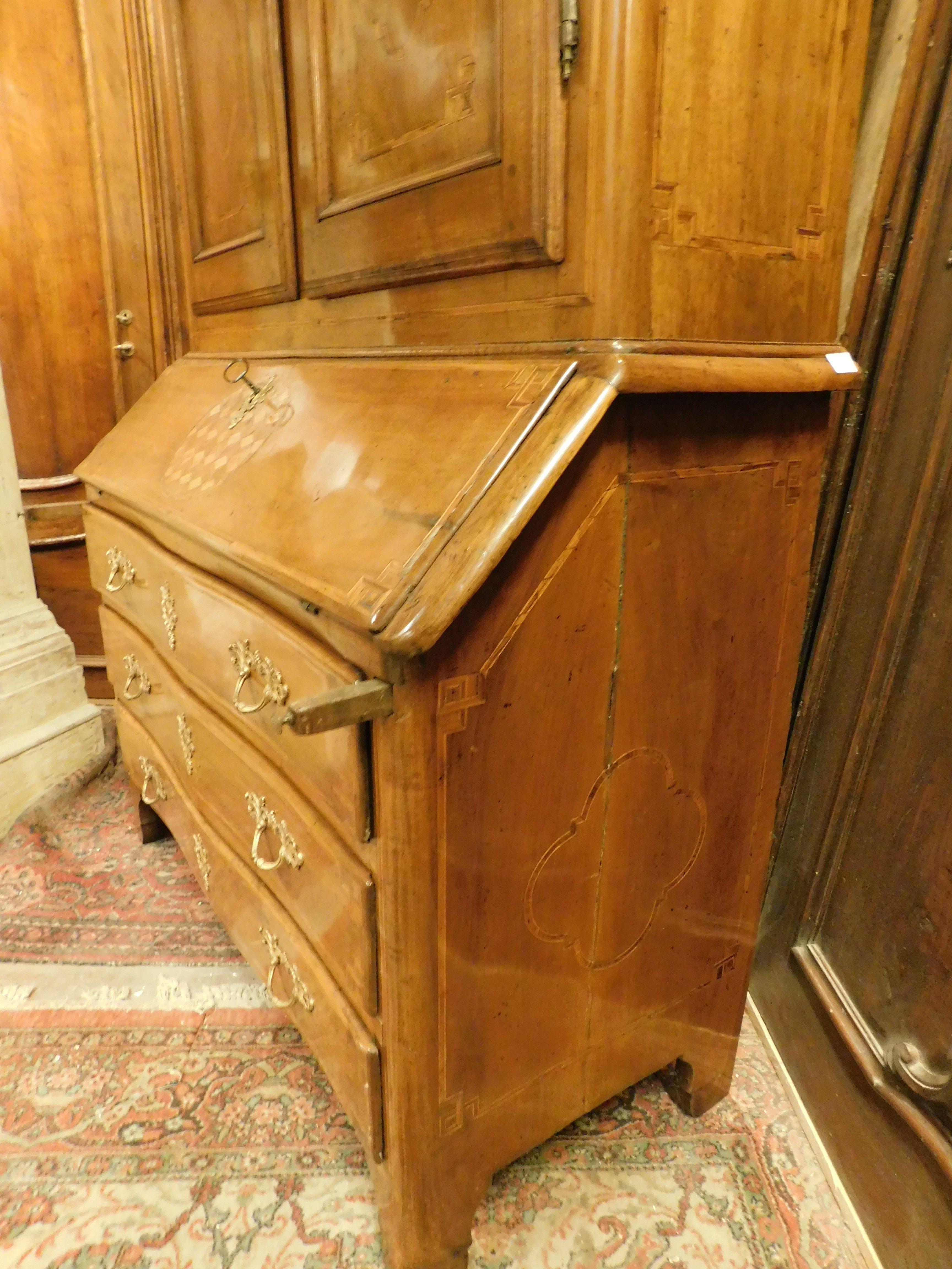 Antikes Trumeau aus Nussbaumholz, reich eingelegt, 2 Türen, Schubladen und Klappe, Italien im Angebot 3