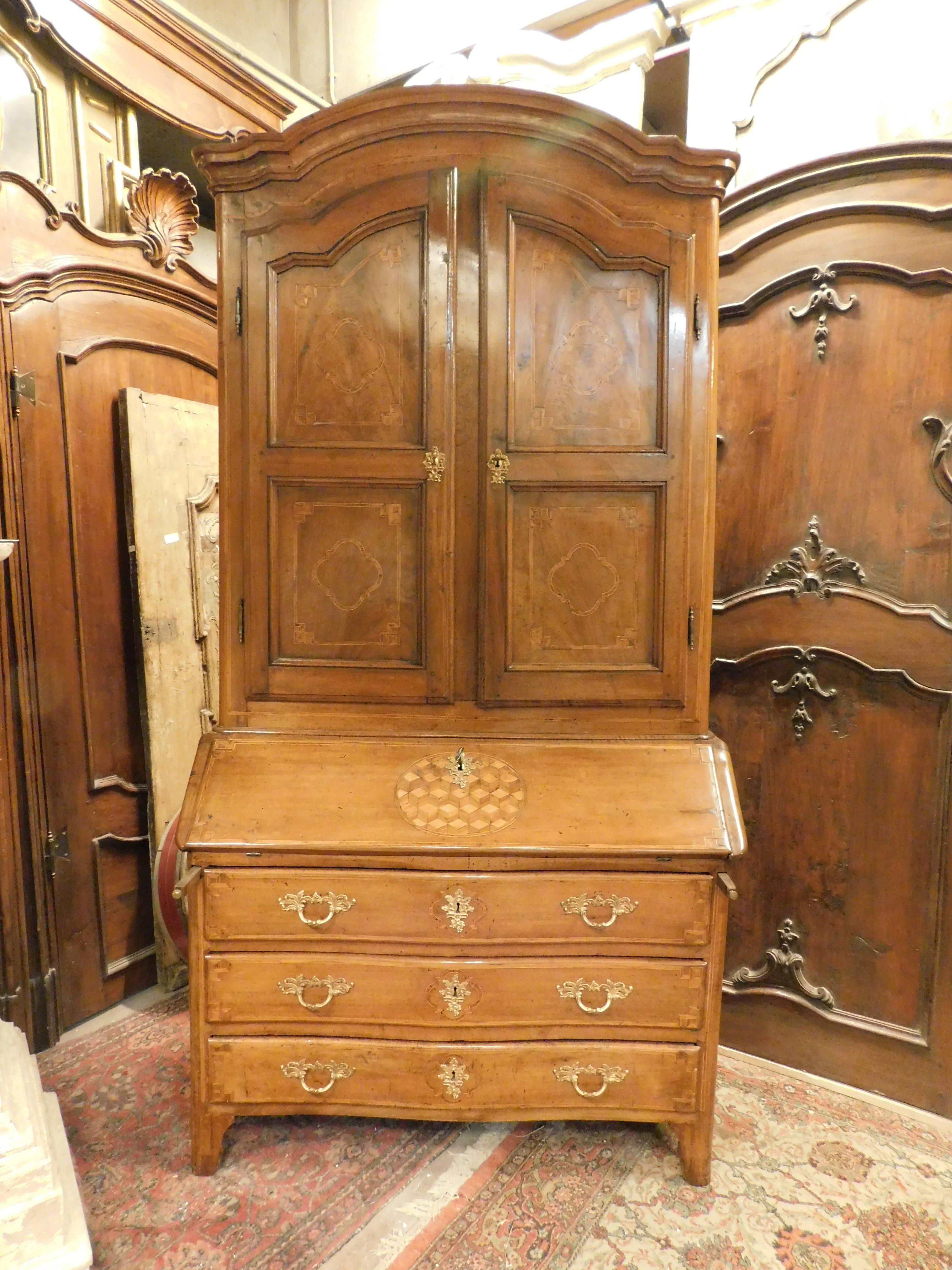 Antique Trumeau carved and built by hand in precious solid walnut wood, richly inlaid by hand with light woods, with wavy baroque tiles, checkerboard inlays and geometric shapes on the sides and in the details, composed of 2 doors in the upper part,