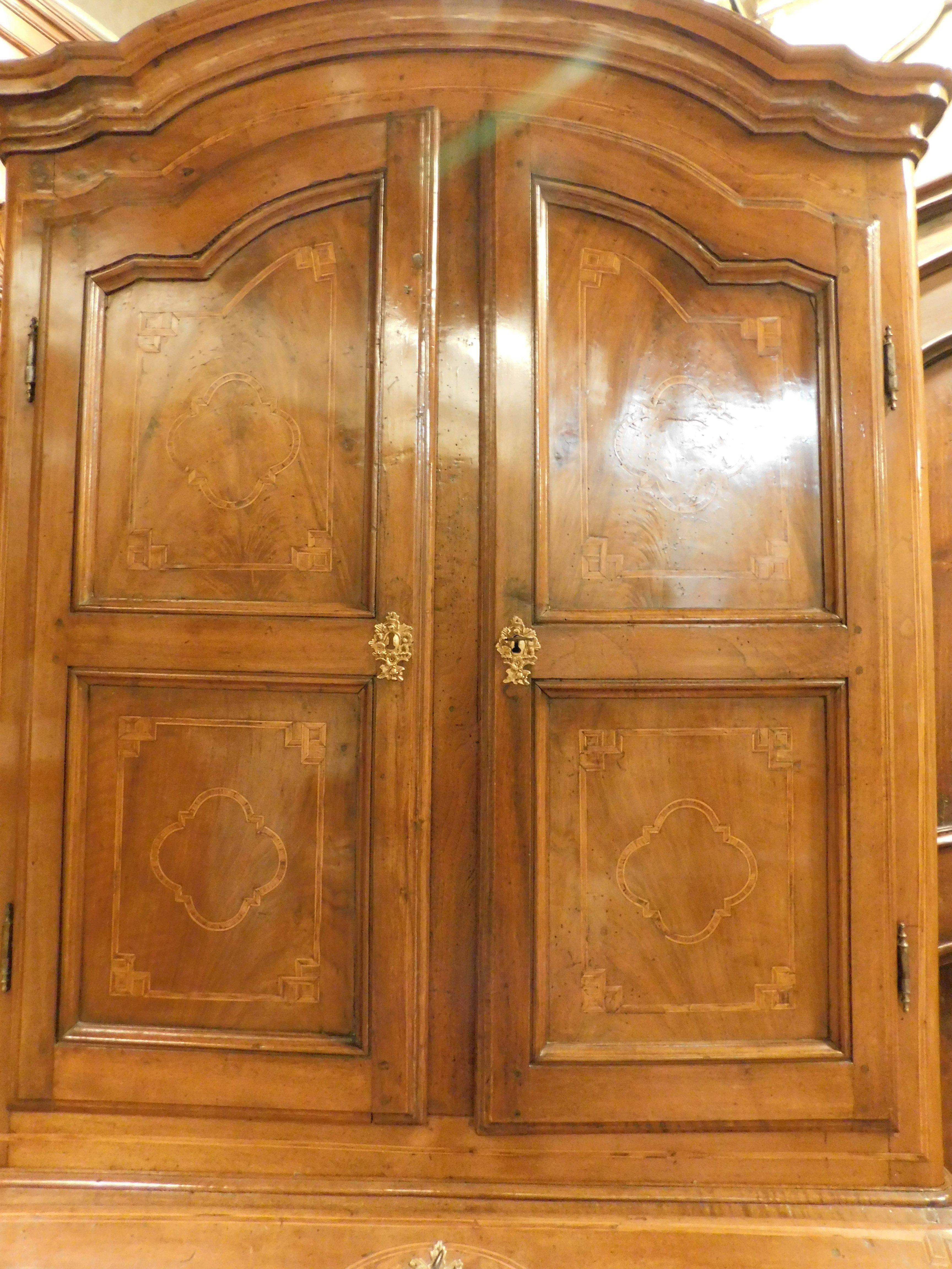 Antikes Trumeau aus Nussbaumholz, reich eingelegt, 2 Türen, Schubladen und Klappe, Italien (18. Jahrhundert und früher) im Angebot