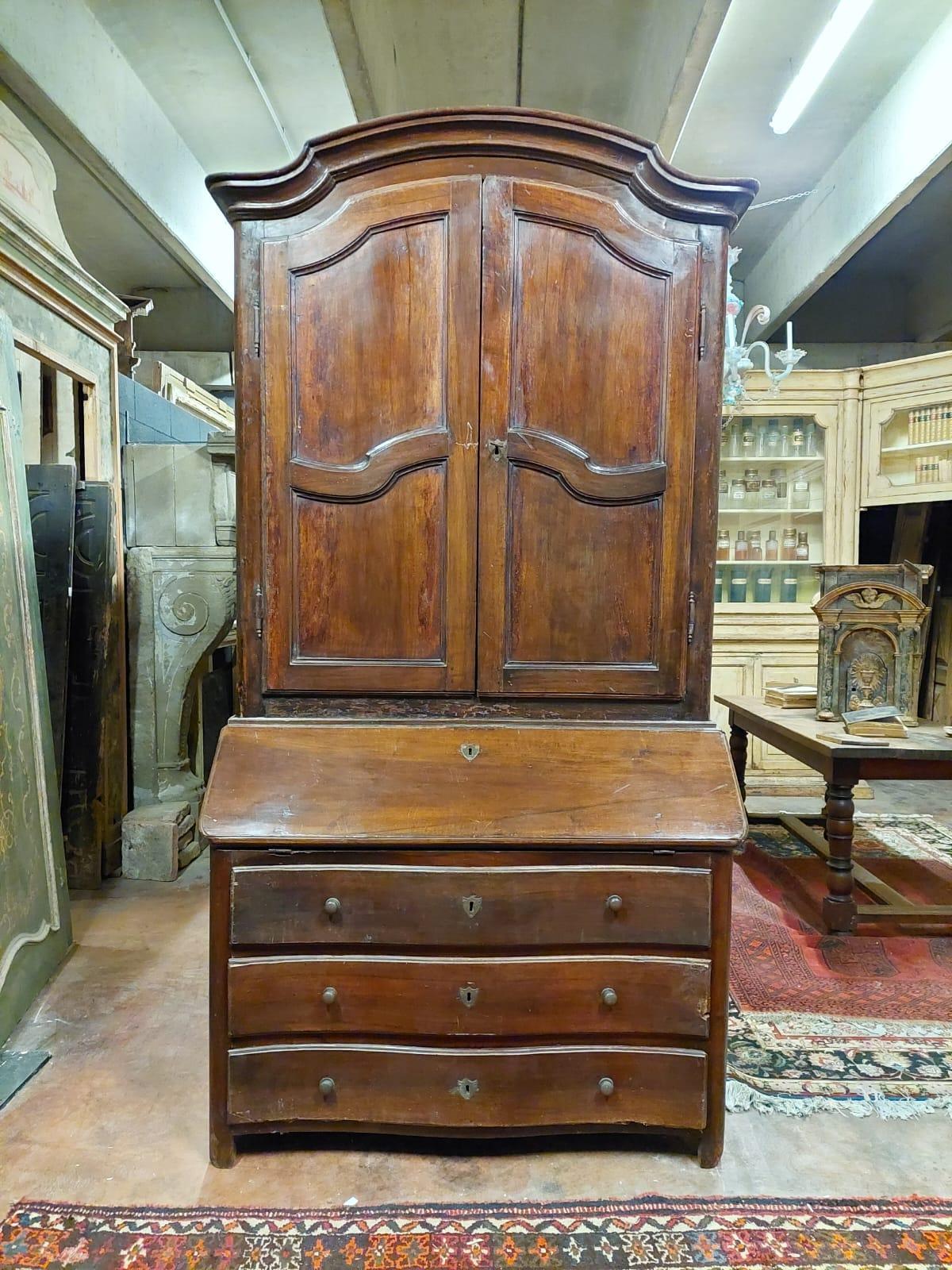 Antique walnut trumeau, with curved and carved doors, complete with internal shelves and moved drawers, built and sculpted entirely by hand by an artisan in the 18th century in Italy, from Piedmont, measuring cm W 126 x H 247 x T max 54.
Very
