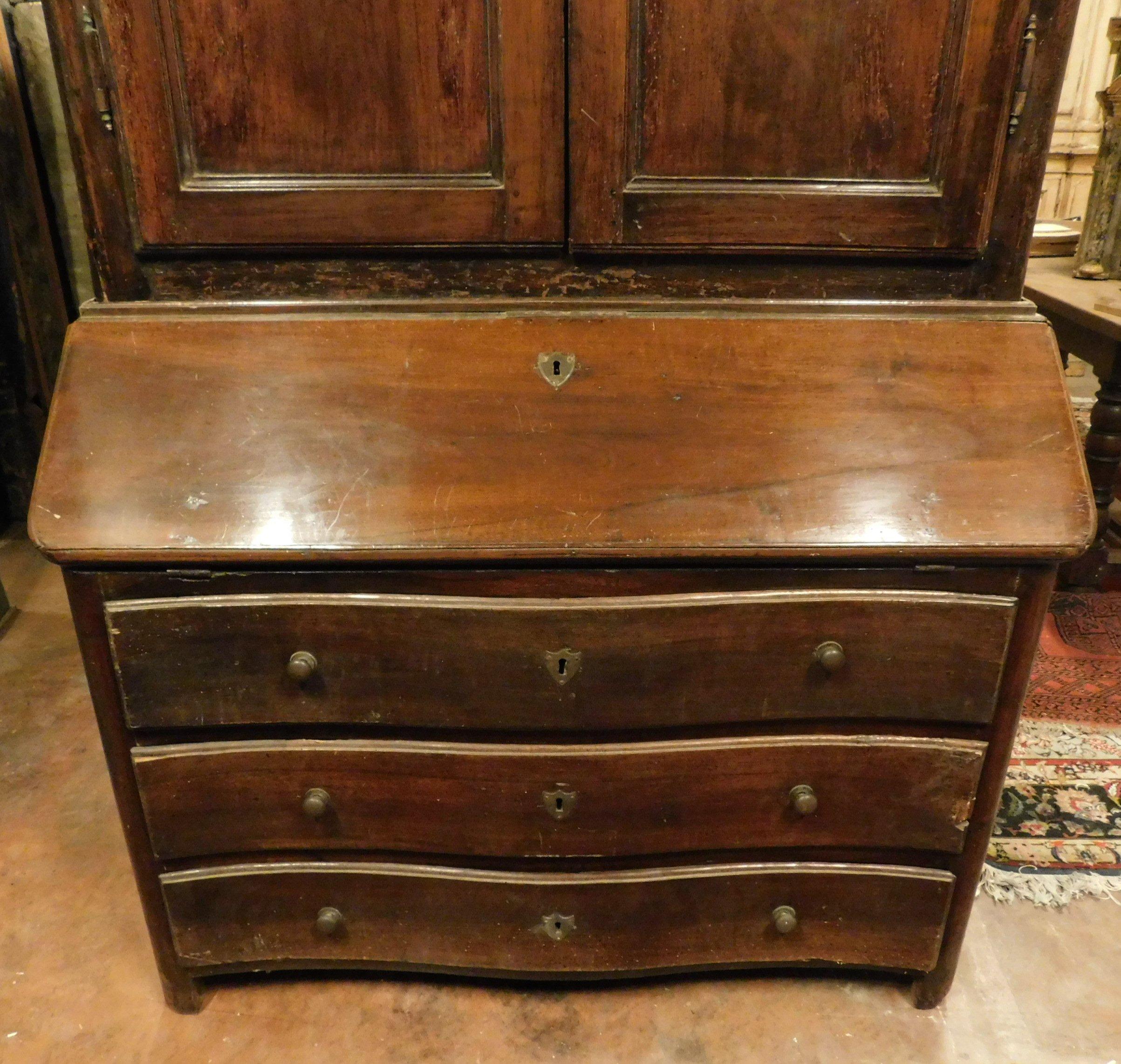 Antique Walnut Trumeau with Shelves and Drawers, 18th Century Italy In Good Condition For Sale In Cuneo, Italy (CN)