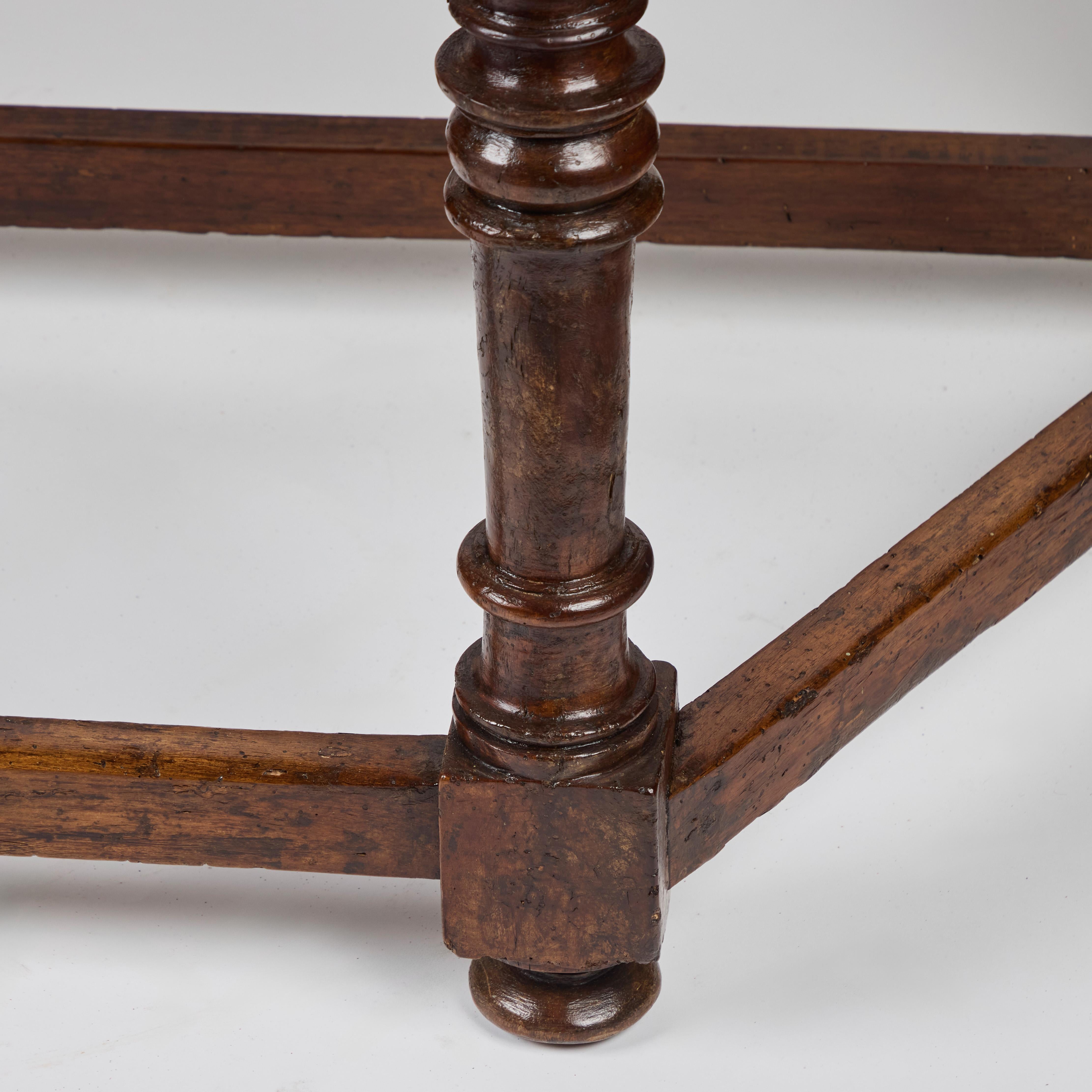 Console toscane en noyer ancien en vente 3