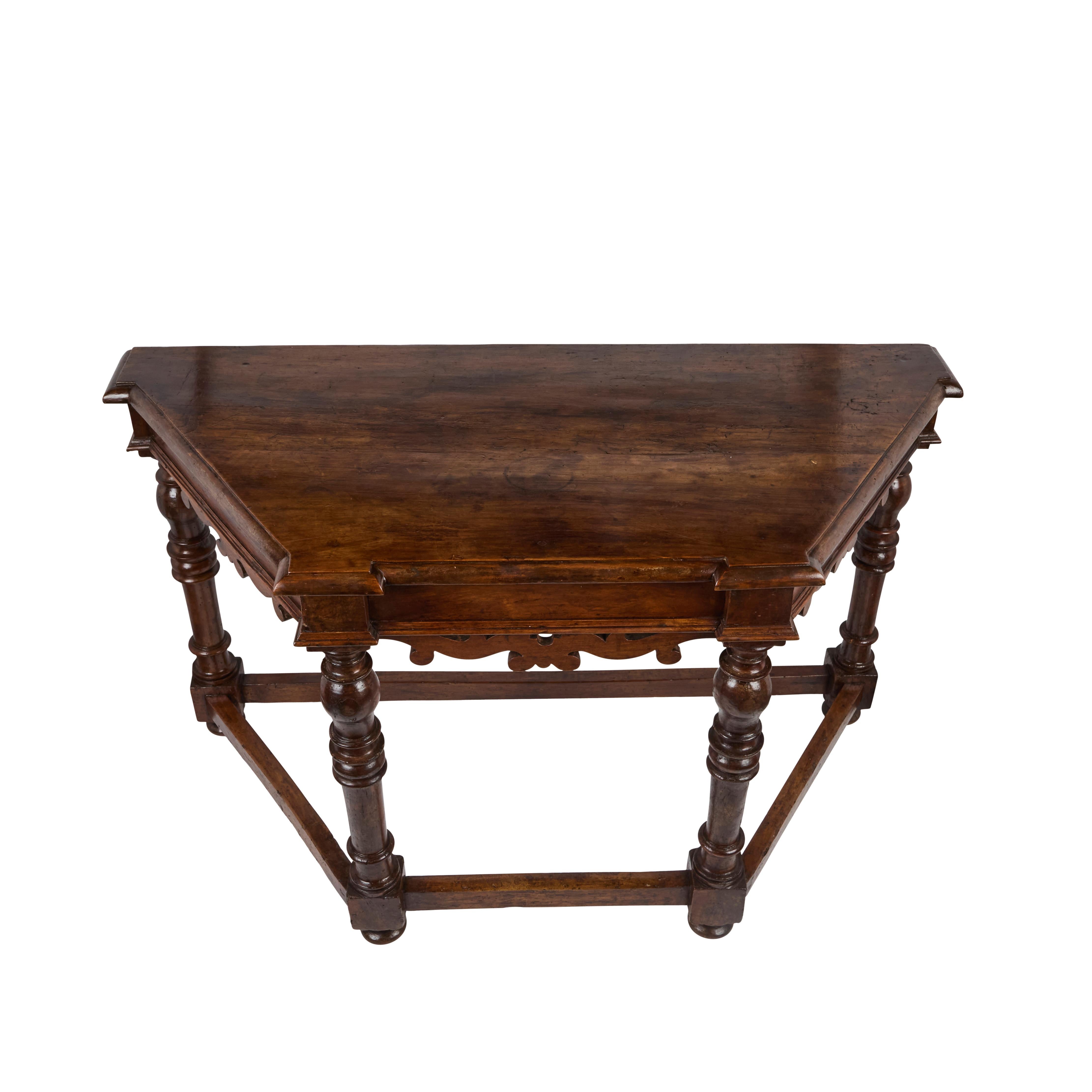 italien Console toscane en noyer ancien en vente