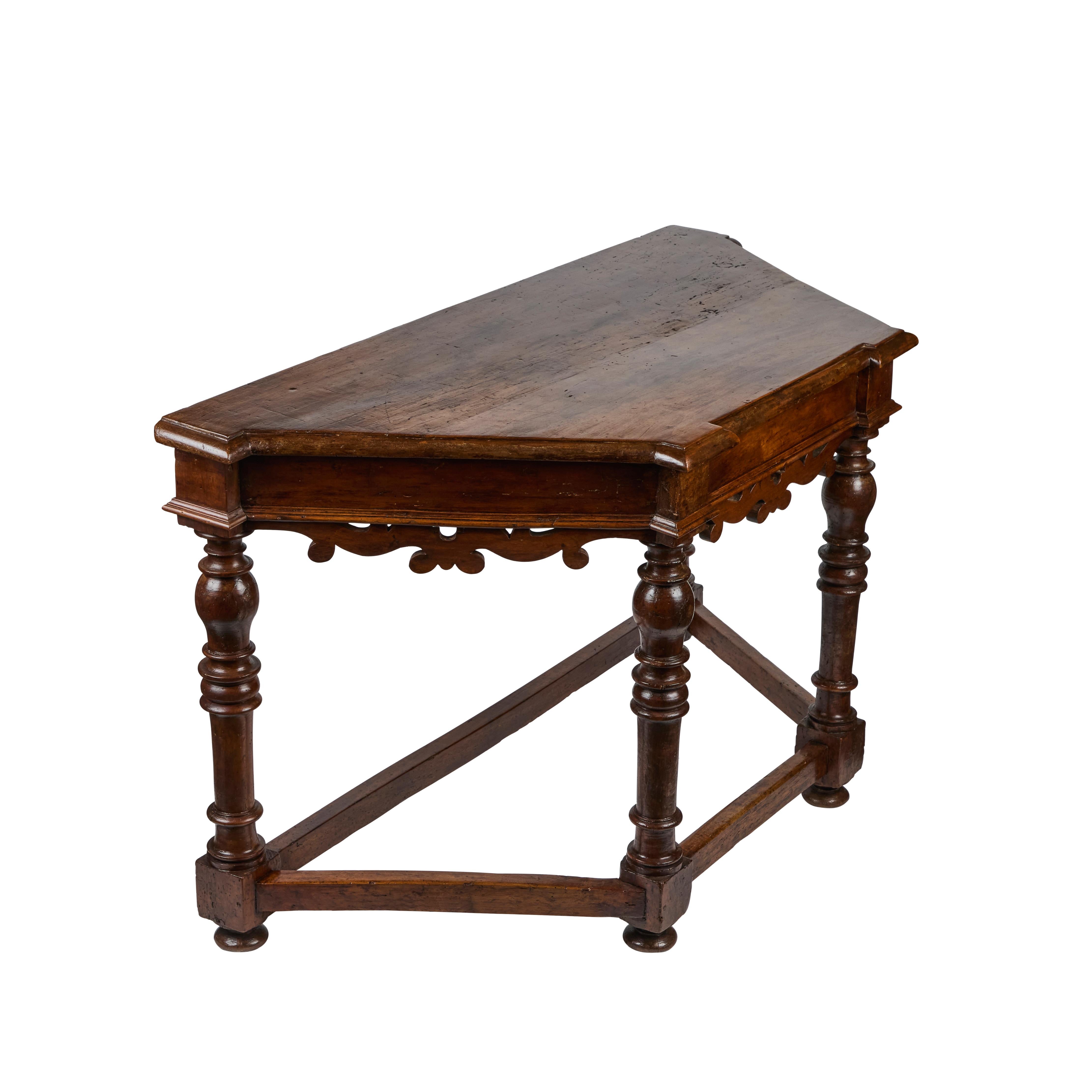 Sculpté à la main Console toscane en noyer ancien en vente