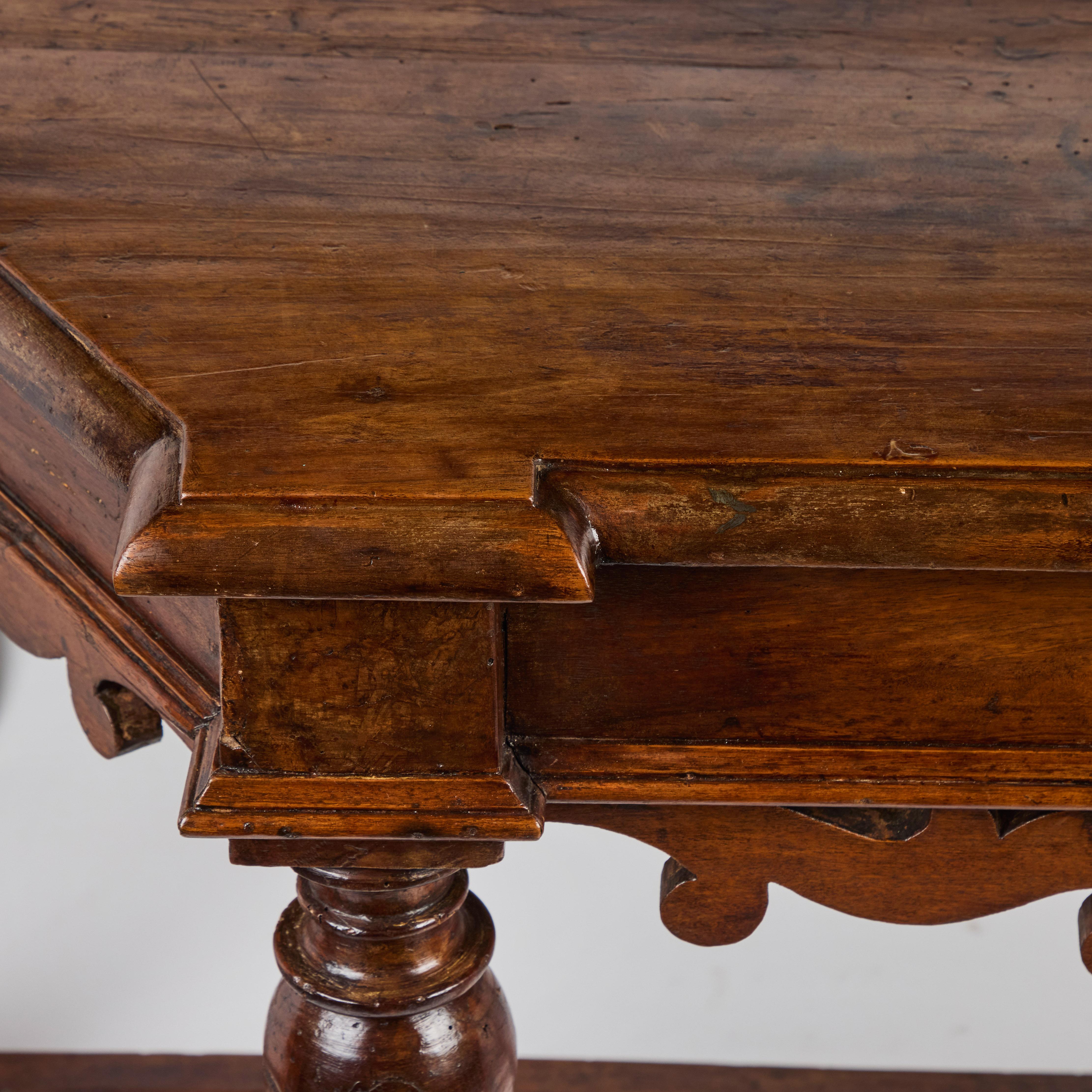 Fin du XVIIIe siècle Console toscane en noyer ancien en vente
