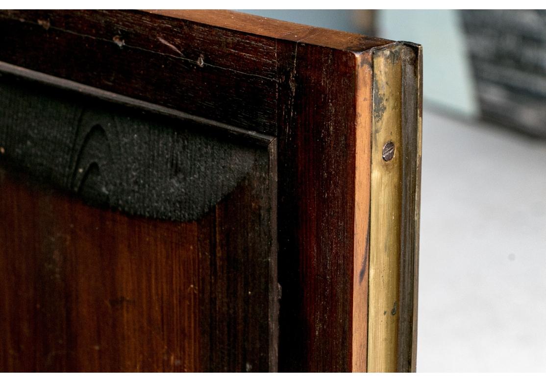 Ancienne armoire à deux portes en noyer décorée de dorures en vente 4