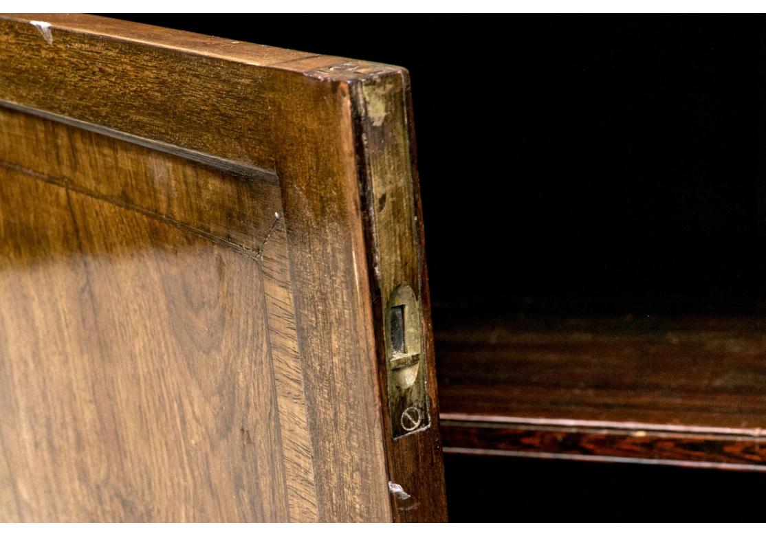 Ancienne armoire à deux portes en noyer décorée de dorures en vente 5