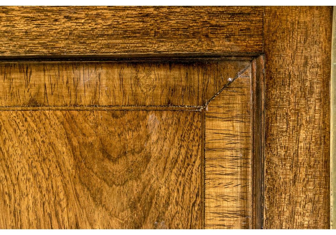 Ancienne armoire à deux portes en noyer décorée de dorures en vente 6