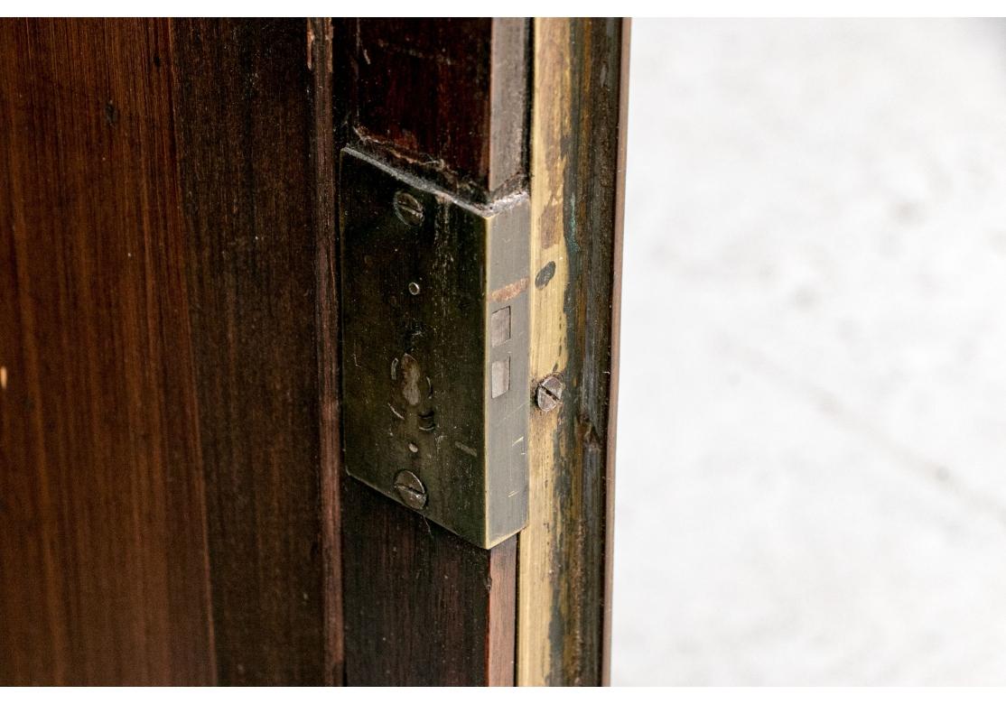 Regency Ancienne armoire à deux portes en noyer décorée de dorures en vente