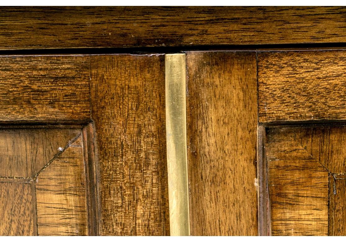 Ancienne armoire à deux portes en noyer décorée de dorures Abîmé - En vente à Bridgeport, CT