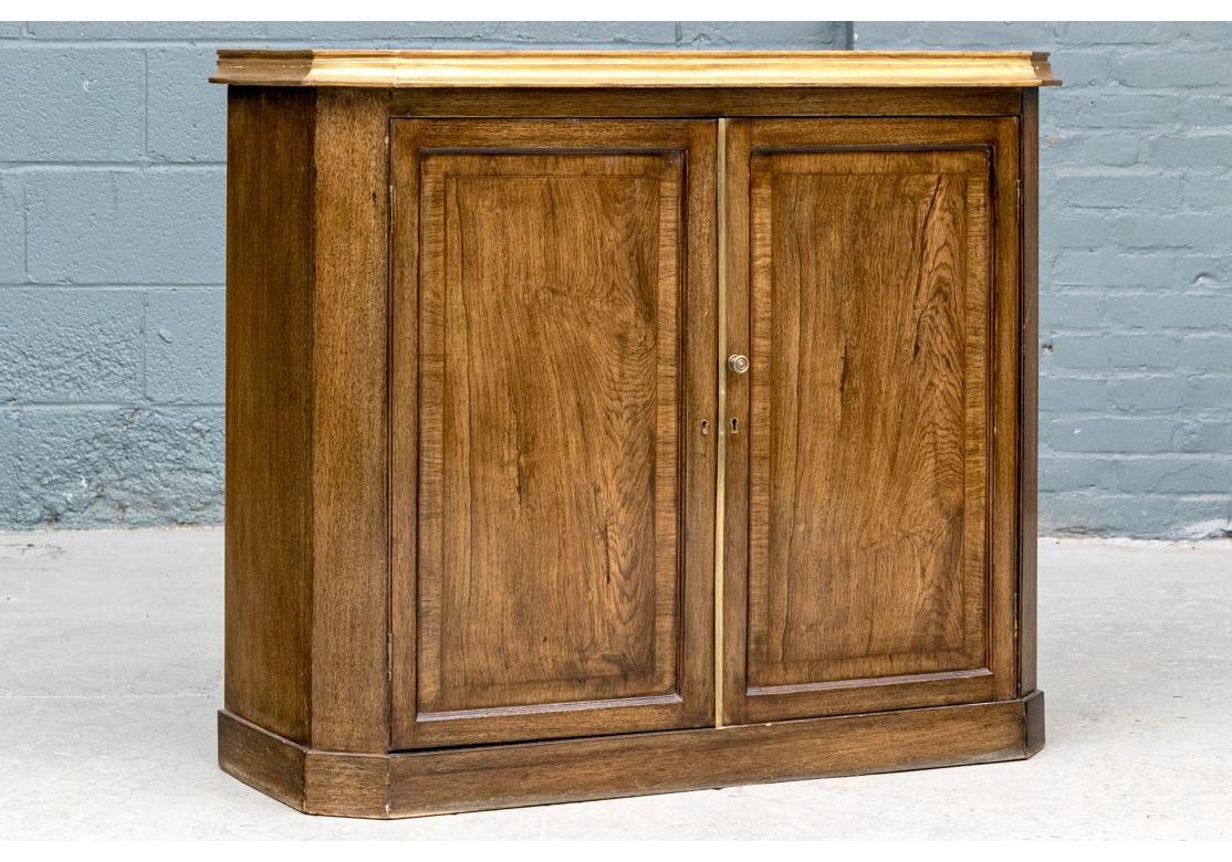 XIXe siècle Ancienne armoire à deux portes en noyer décorée de dorures en vente