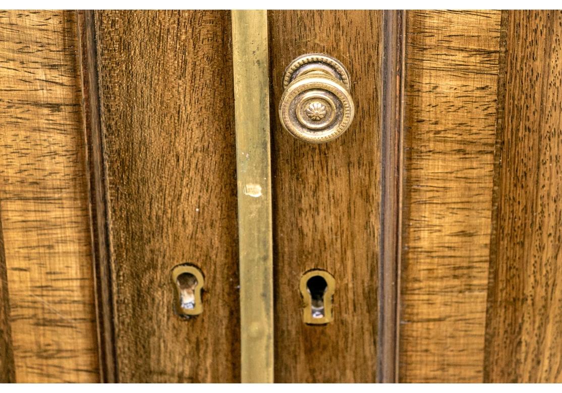 Ancienne armoire à deux portes en noyer décorée de dorures en vente 1
