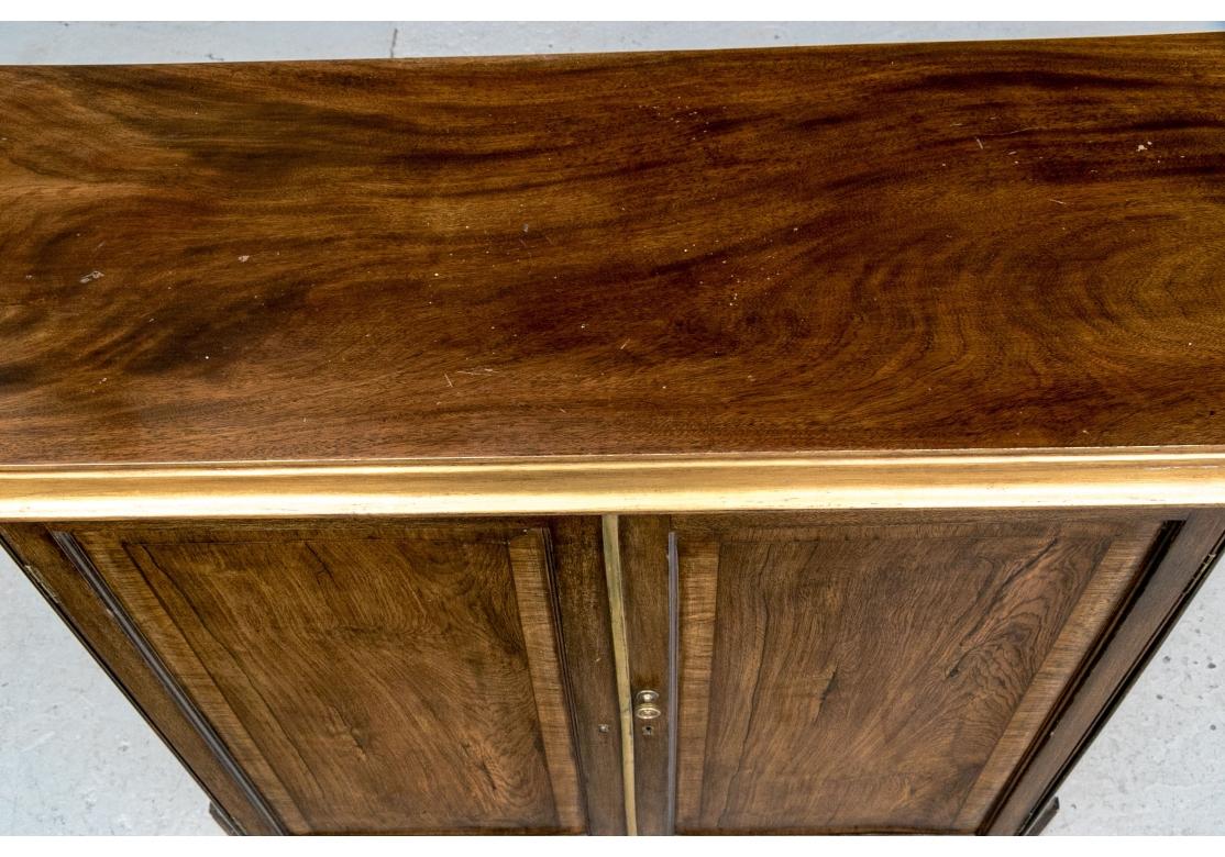 Ancienne armoire à deux portes en noyer décorée de dorures en vente 2