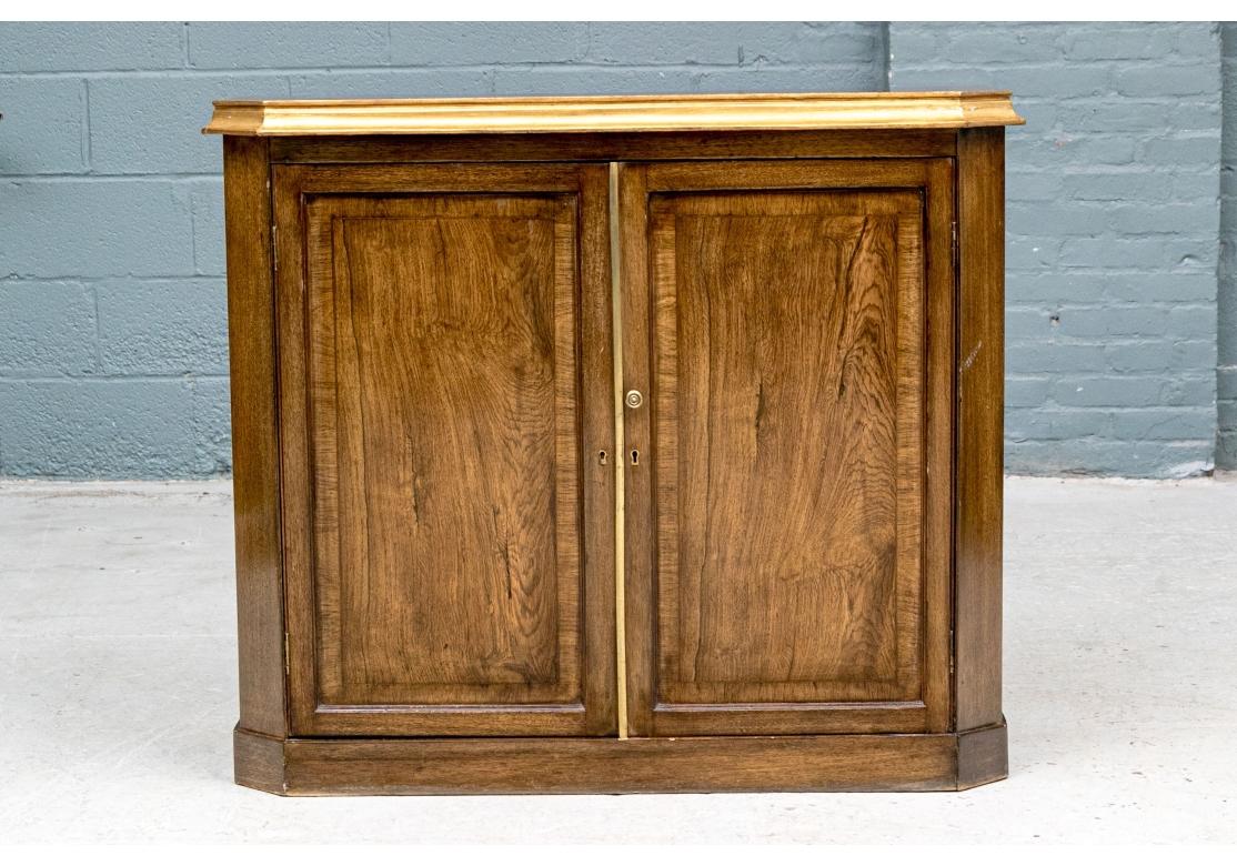 Ancienne armoire à deux portes en noyer décorée de dorures en vente 3