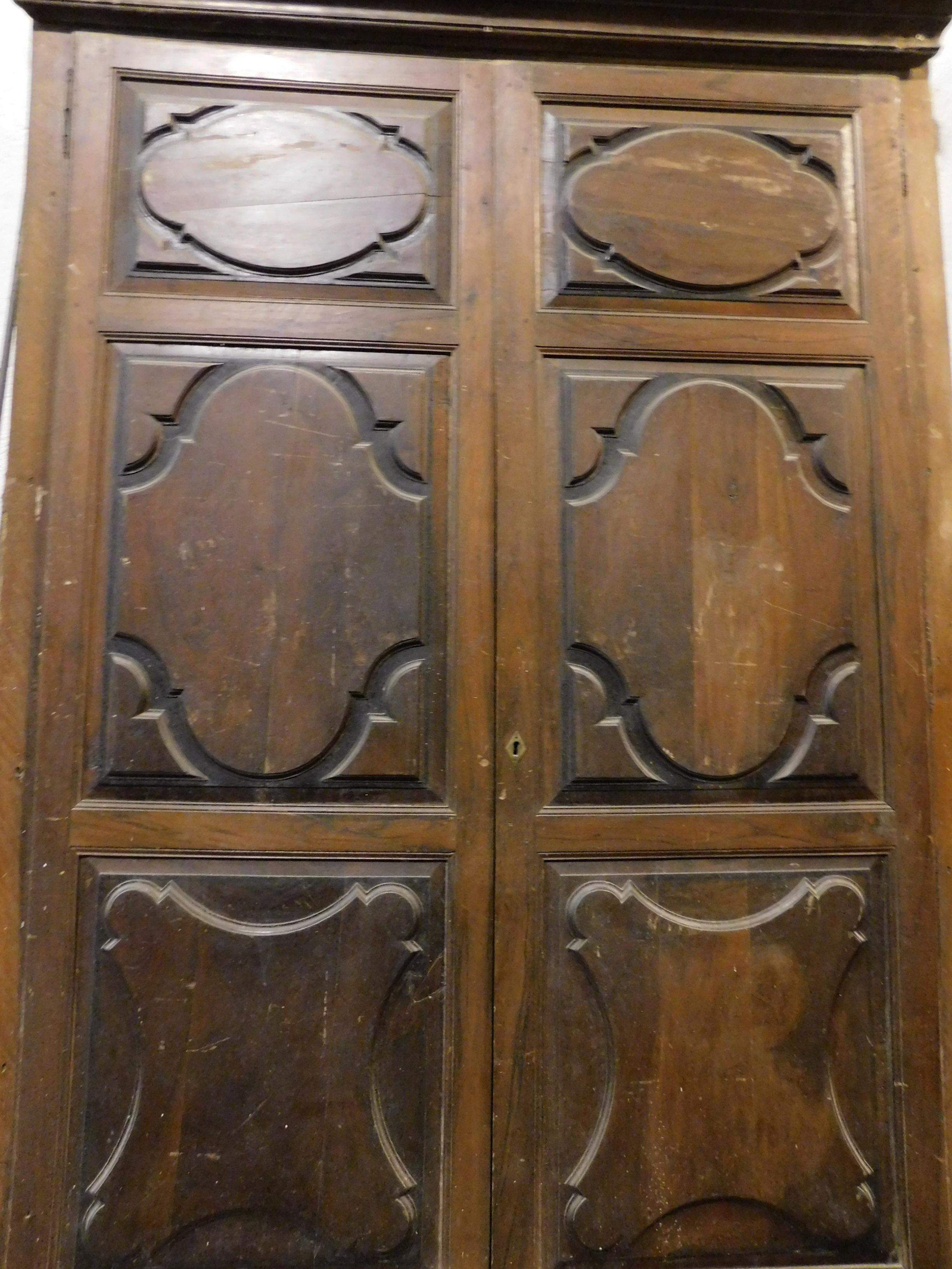 Armario de Pared Antiguo de Nogal, Armario Tallado, Siglo XVII Italia Tallado a mano en venta