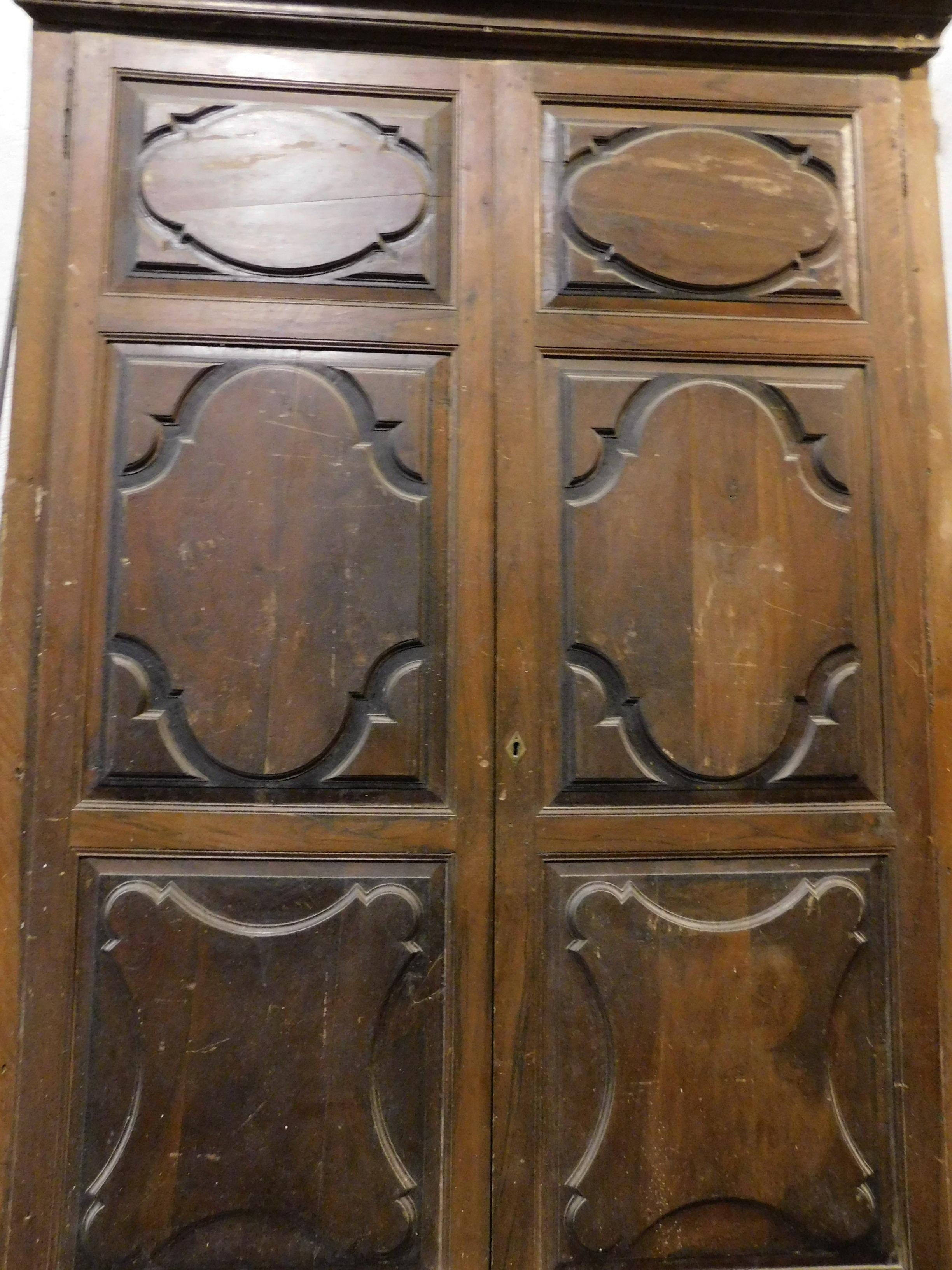 italien Armoire murale ancienne en noyer, armoire sculptée, 17ème siècle, Italie en vente