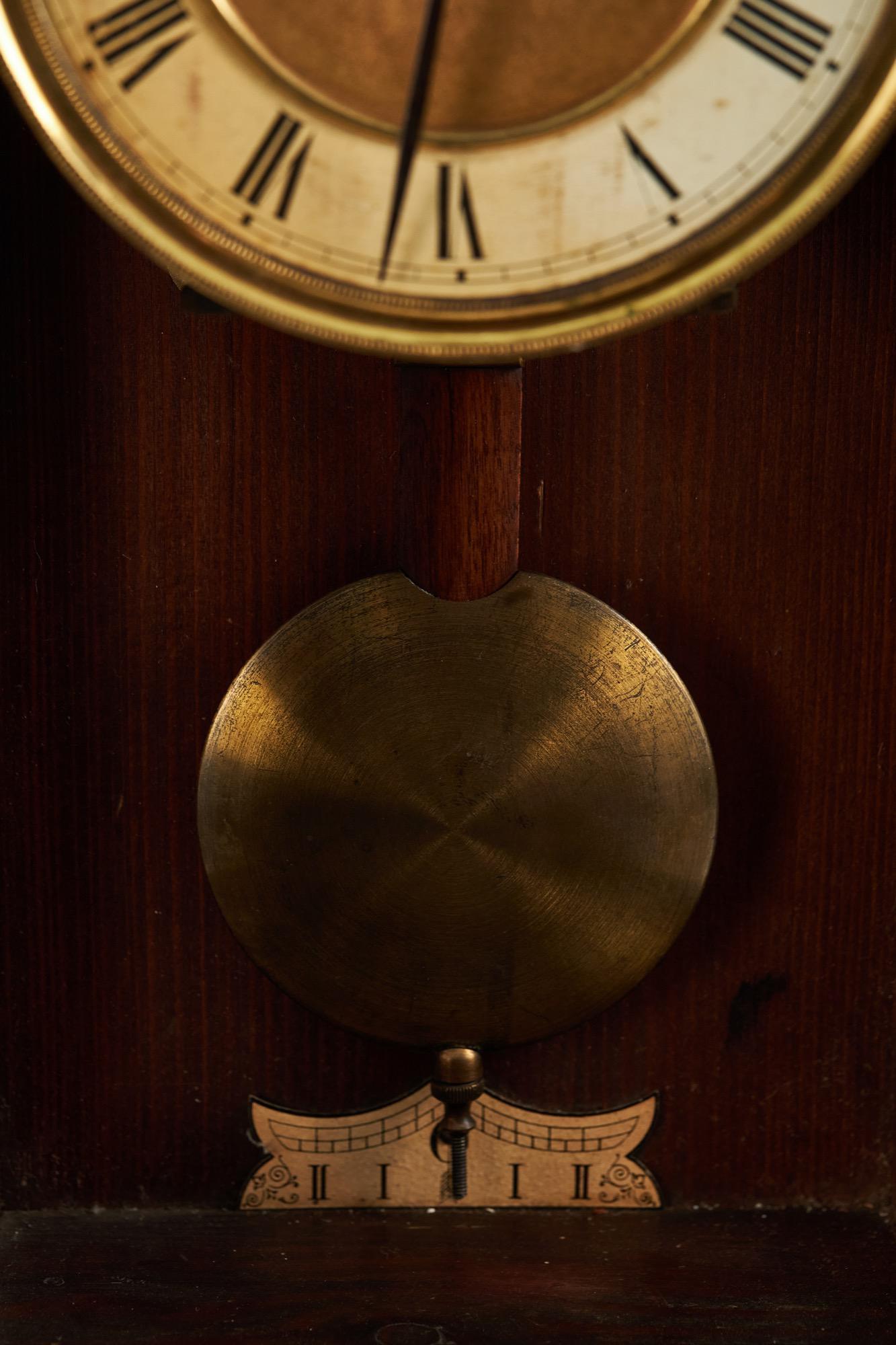 Antique Walnut Wall Clock In Good Condition For Sale In Ipswich, GB