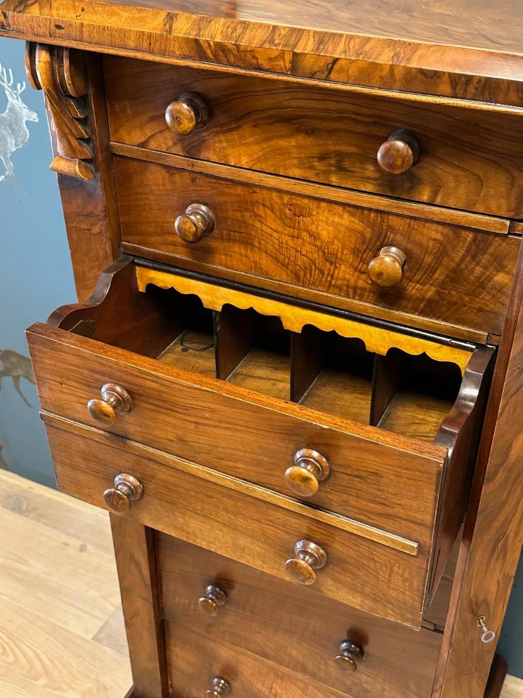 Commode ancienne en noyer Wellington avec secrétaire en vente 3