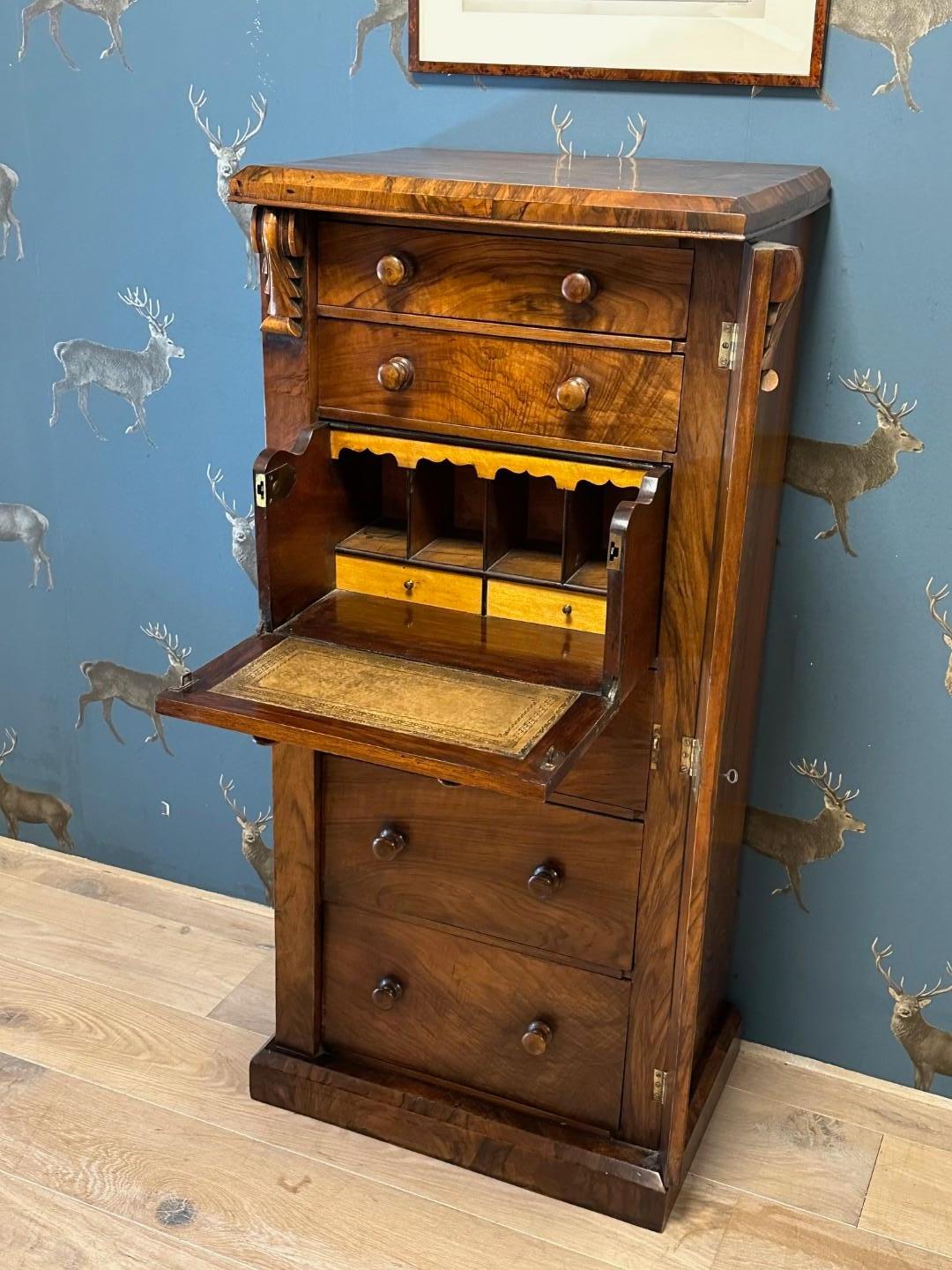 Commode ancienne en noyer Wellington avec secrétaire en vente 4